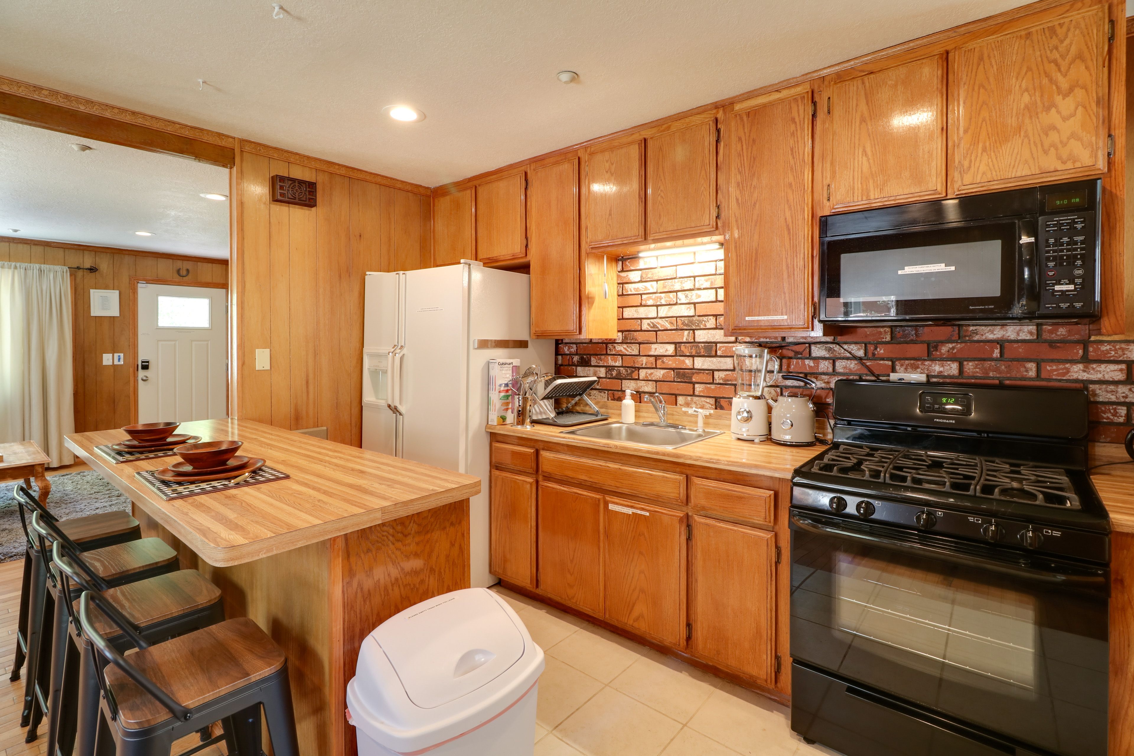Kitchen | Cooking Basics | Dishware & Flatware | Breakfast Nook