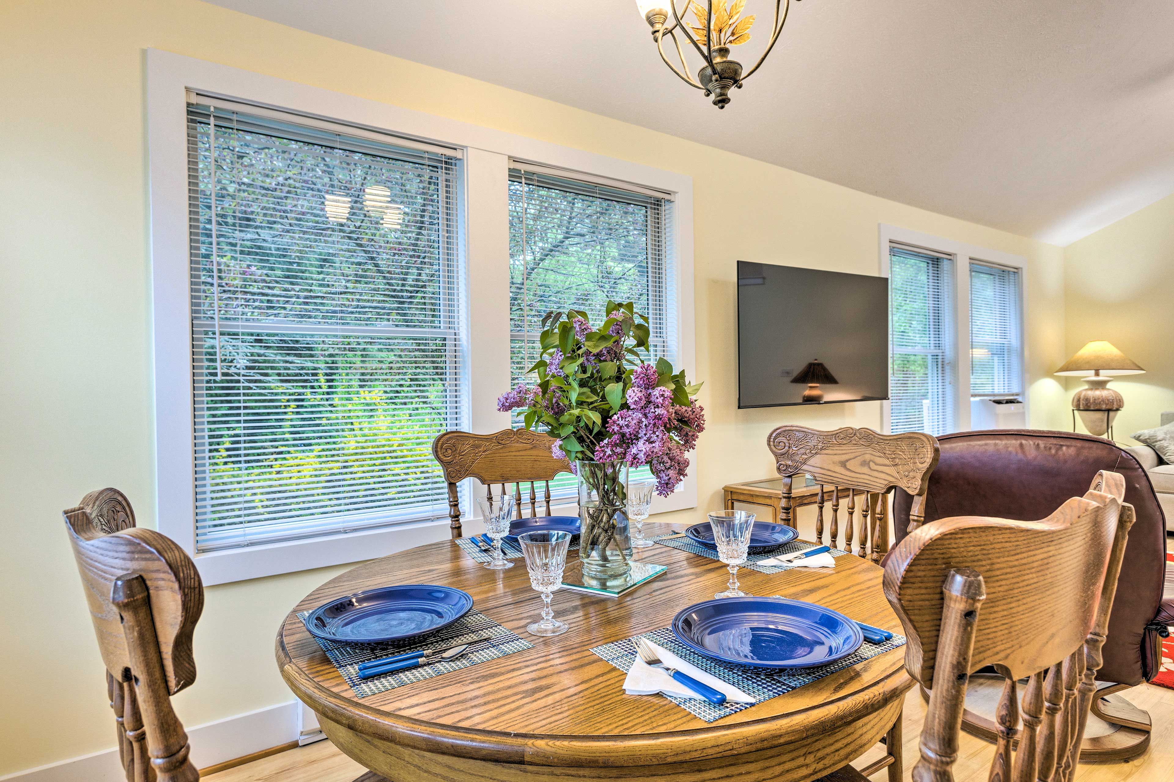Dining Area | Dishware/Flatware | A/C Unit | Electric Heating