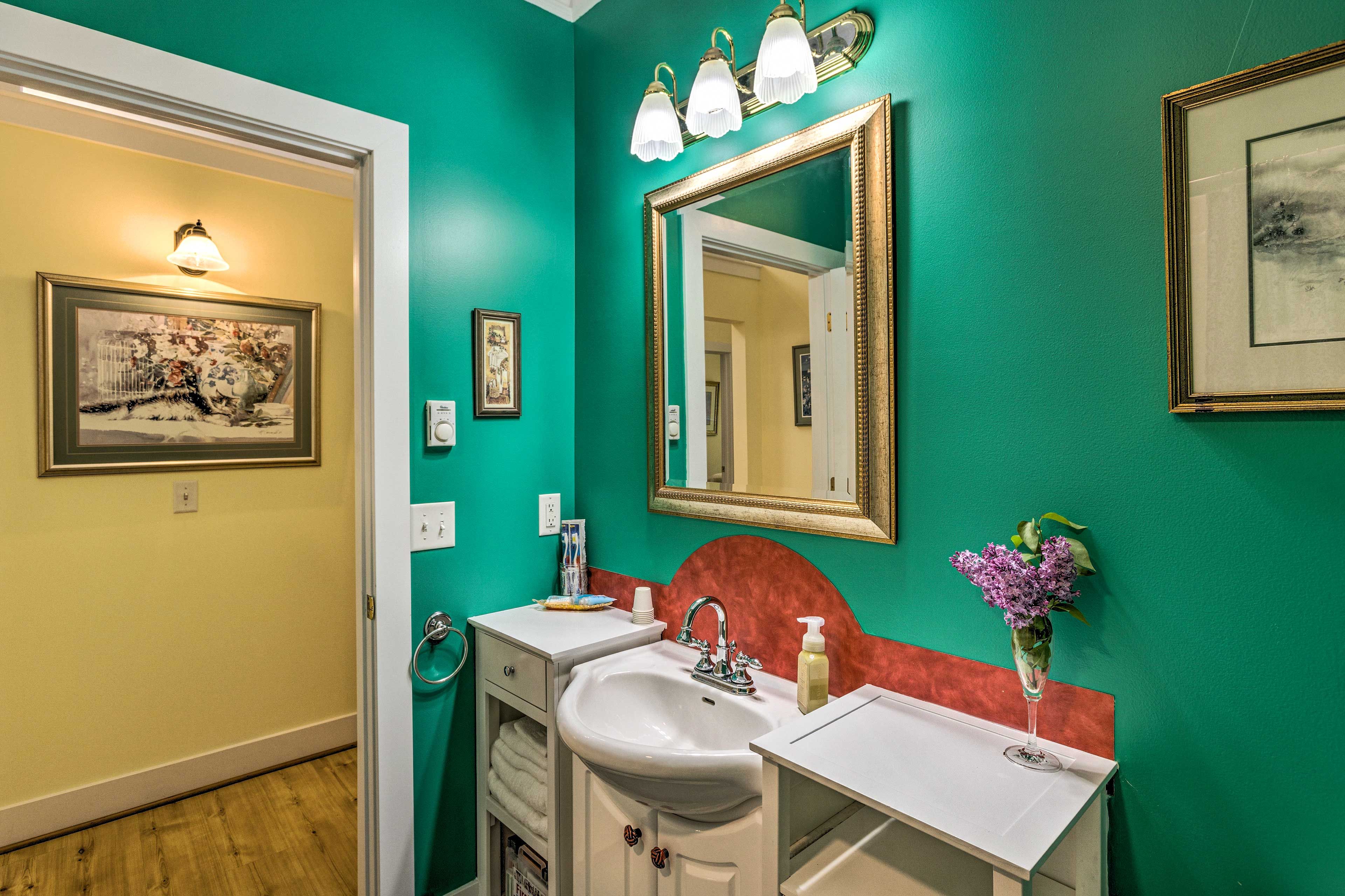 Full Bathroom | Complimentary Toiletries | Linens/Towels Provided