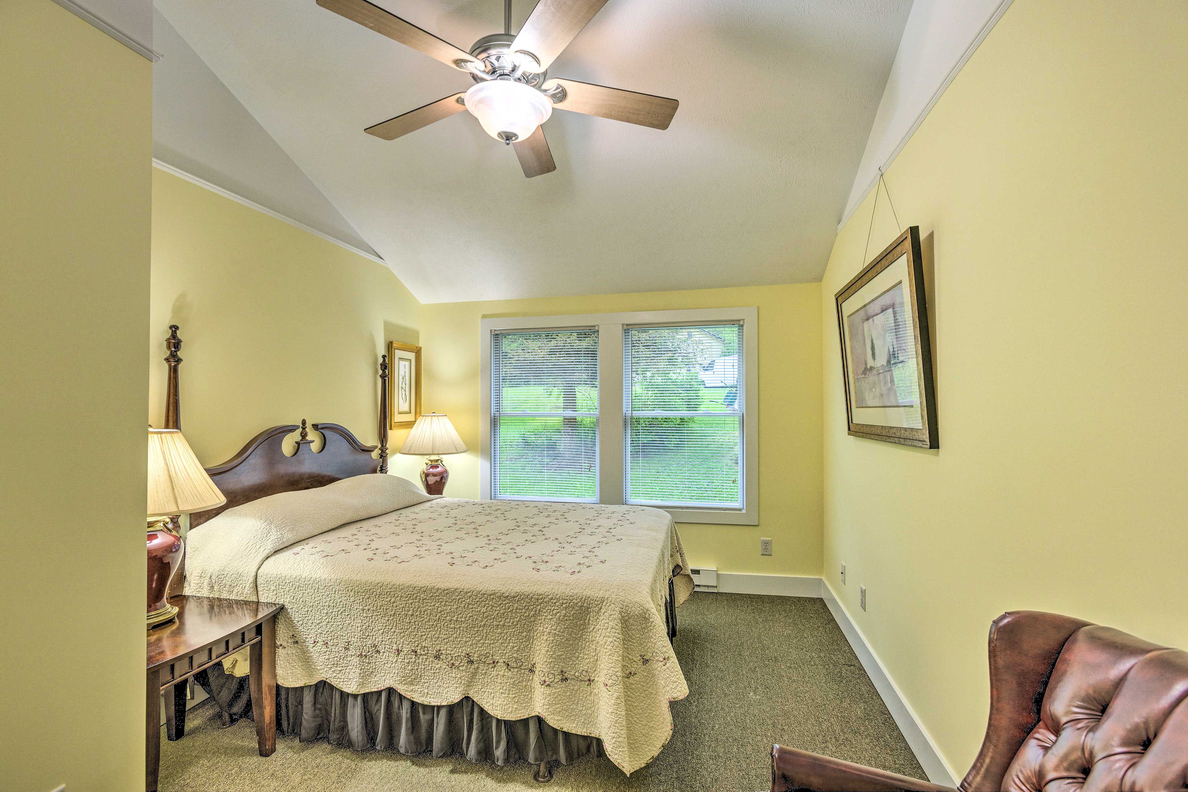 Bedroom 2 | Queen Bed
