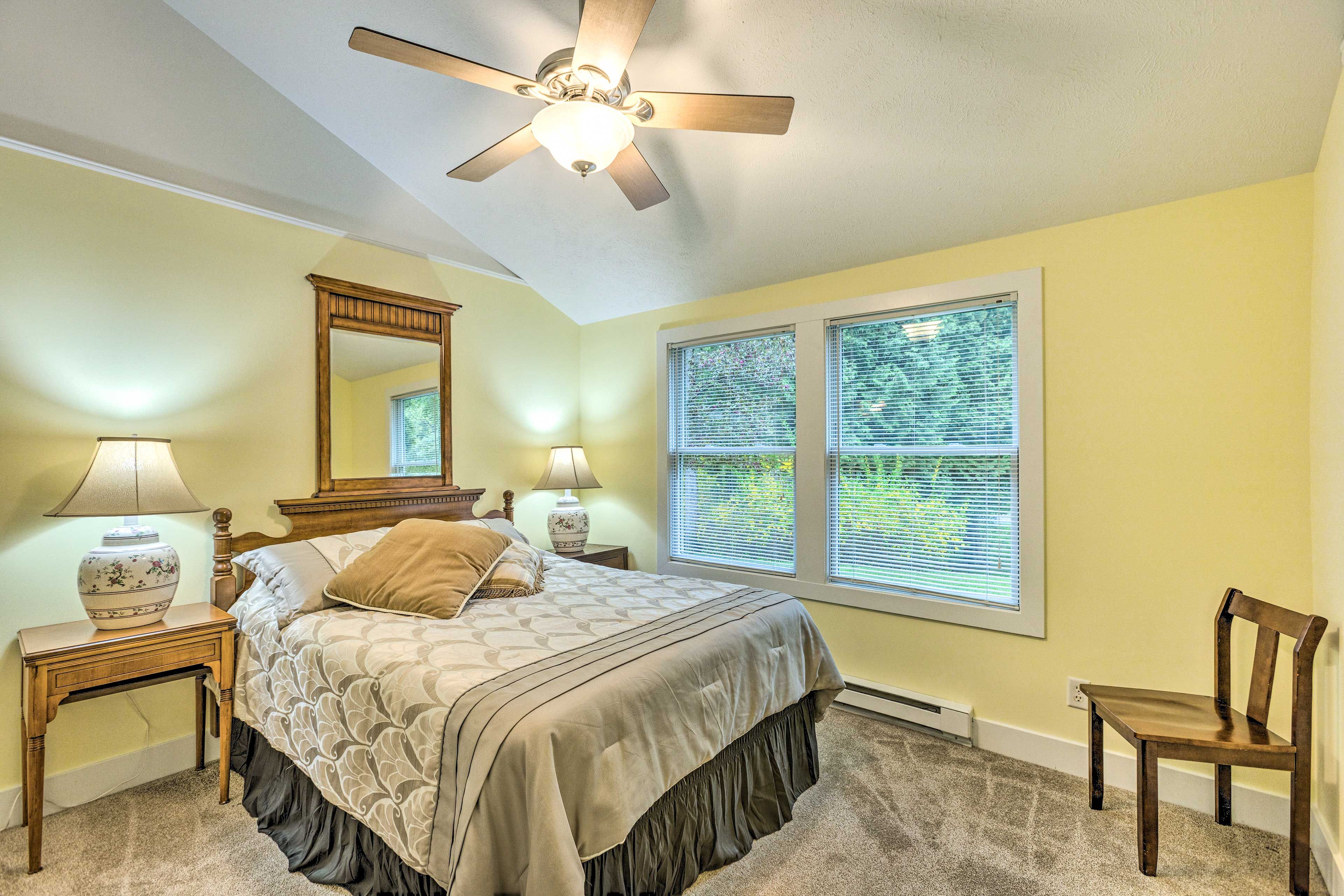 Bedroom 1 | Queen Bed