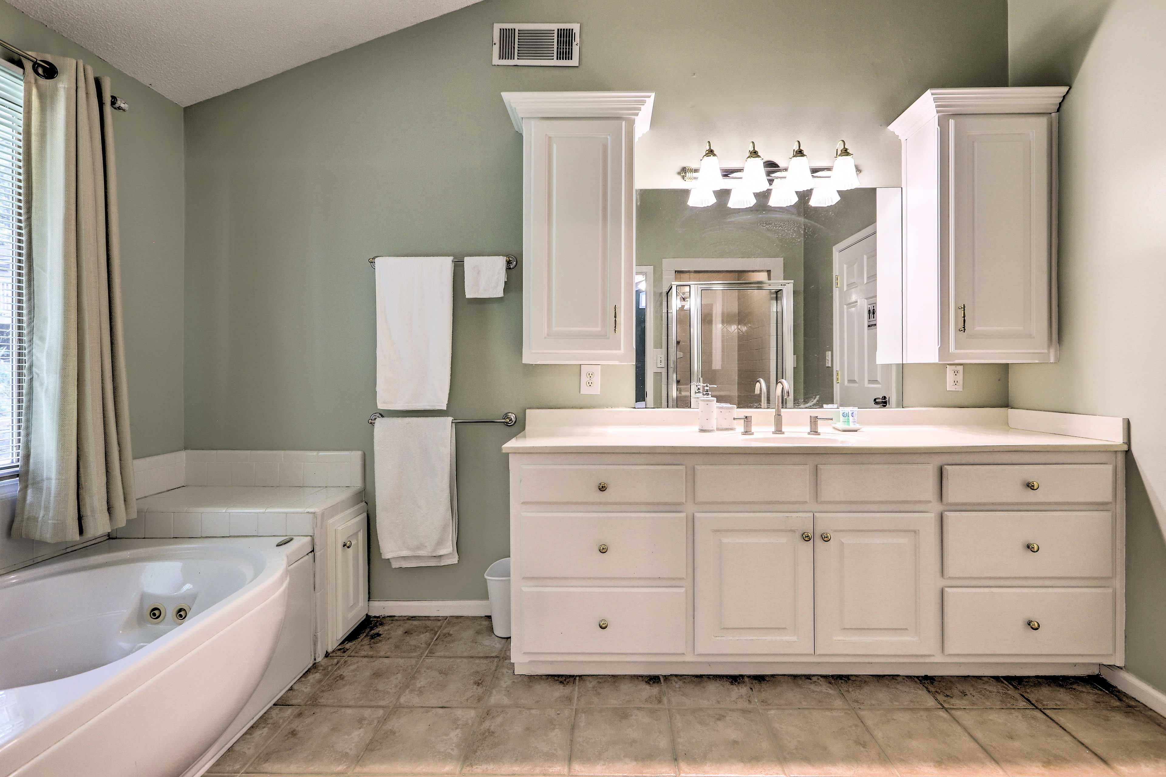 En-Suite Bathroom | 2 Showers | Towels Provided