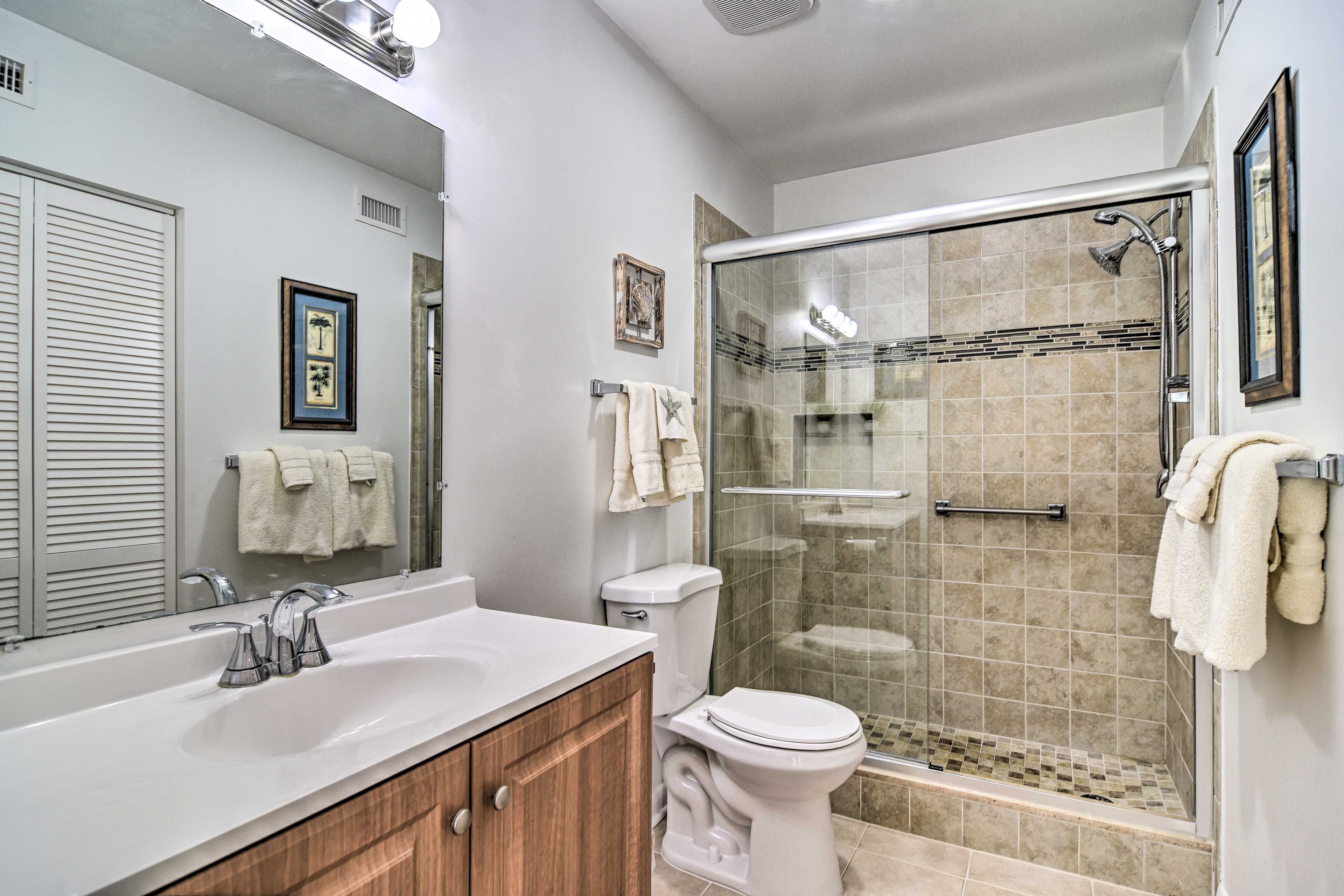 Full Bathroom | Access via Bedroom 1 | Towels Provided