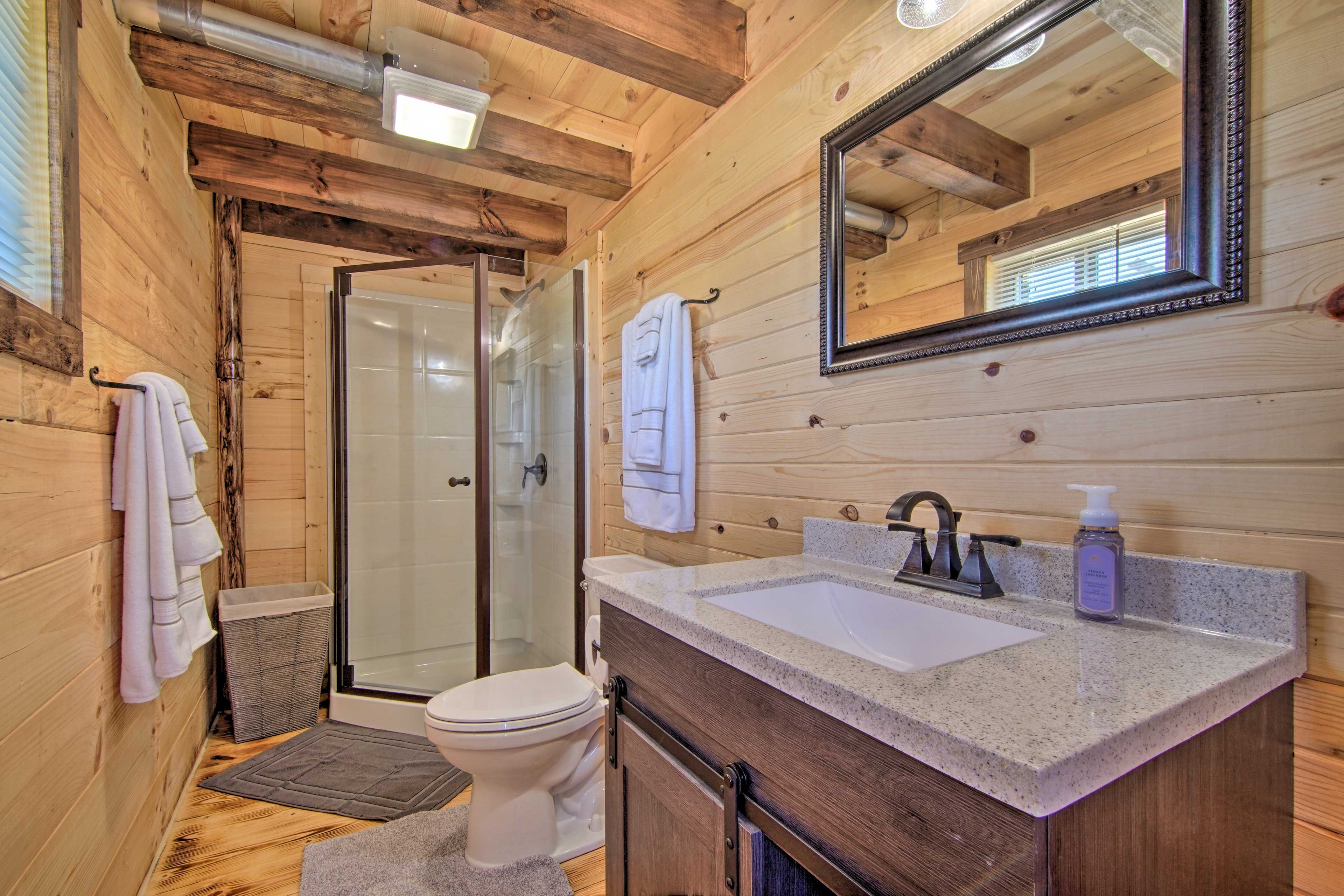 Full Bathroom | Linens & Towels | Hair Dryer | Complimentary Toiletries