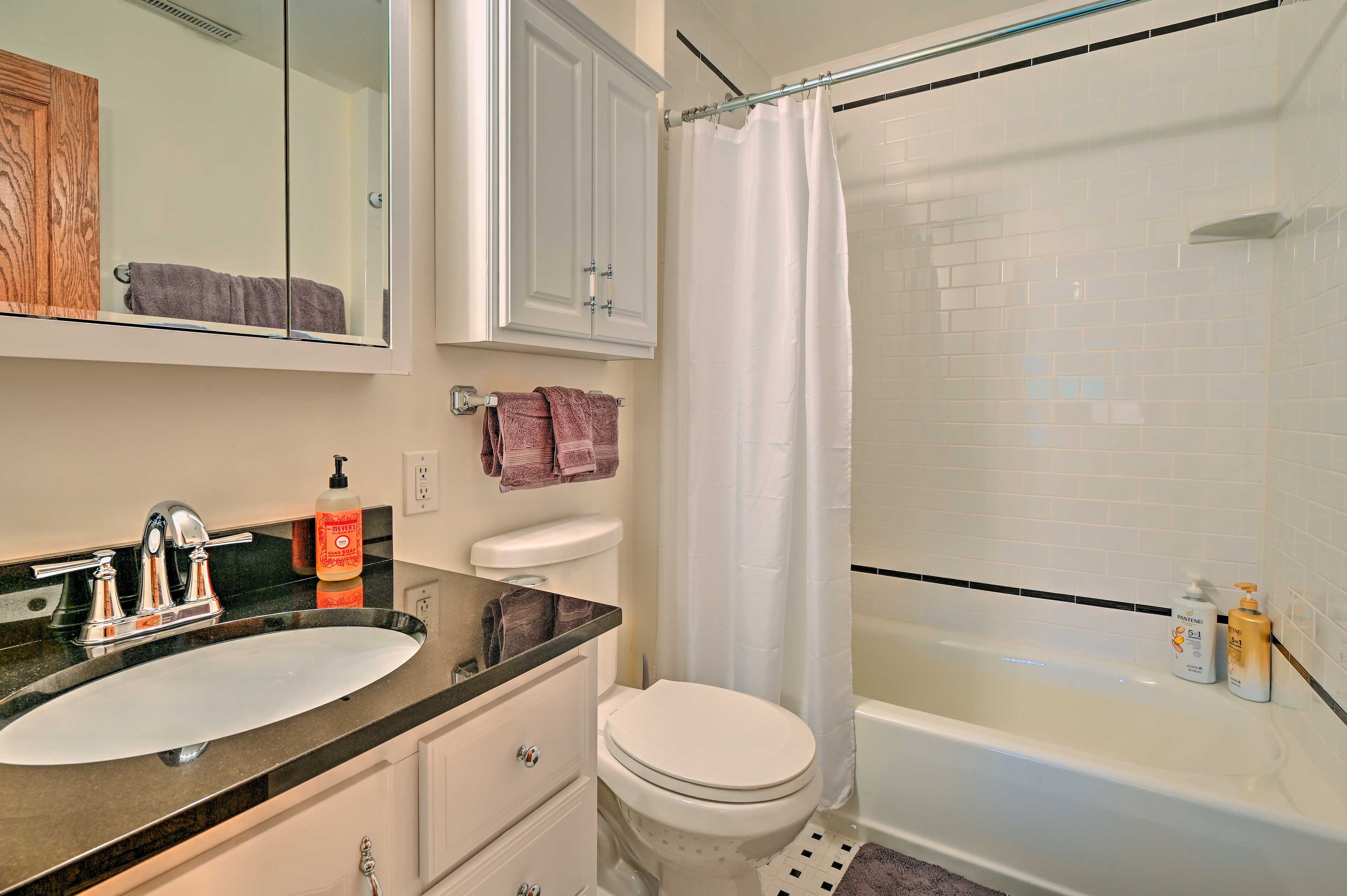 En-Suite Bathroom | Towels Provided | Complimentary Toiletries