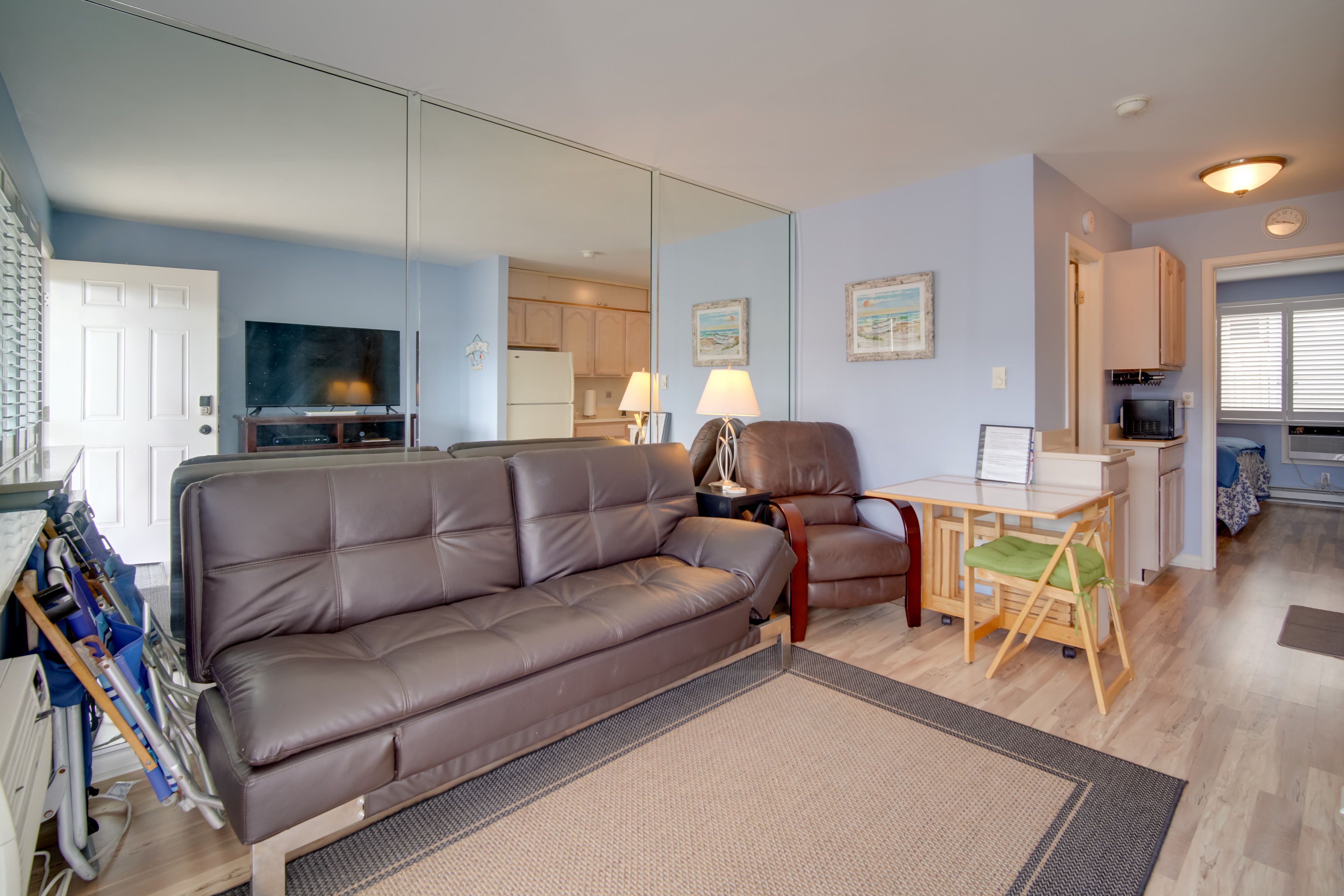 Living Room | Futon | Smart TV | Free WiFi