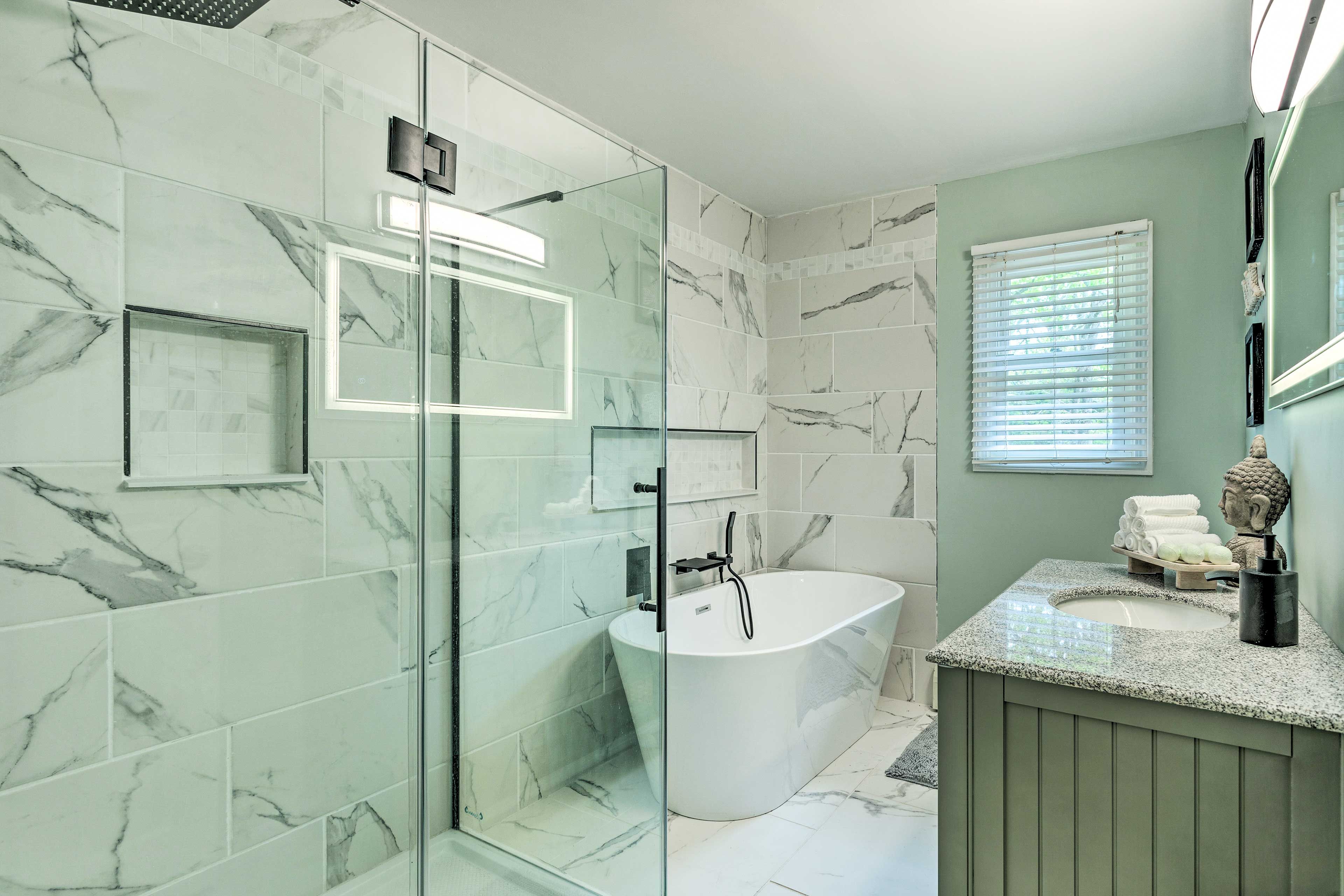Full Bathroom | Towels & Complimentary Toiletries Provided