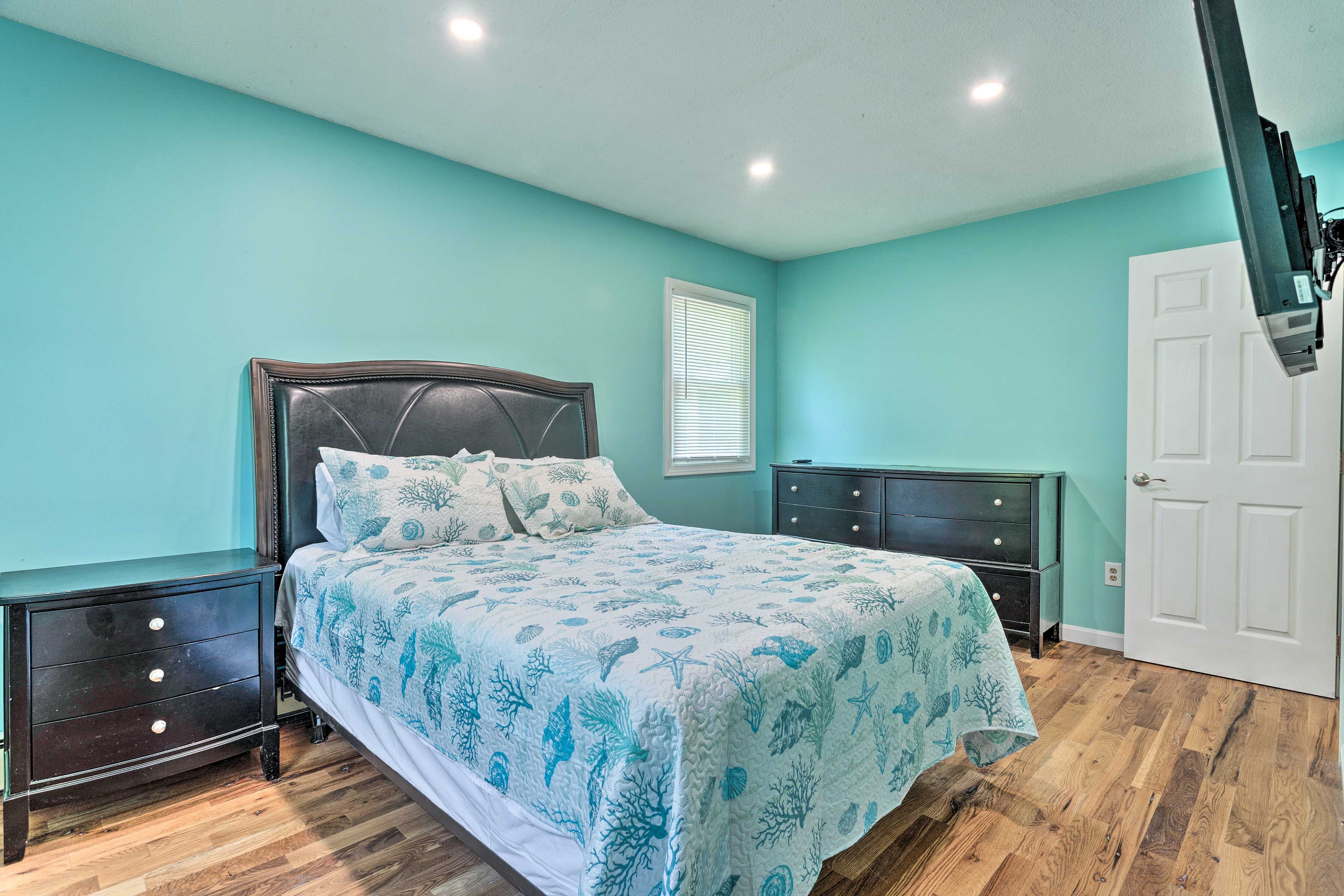 Bedroom 1 | Queen Bed | Linens Provided