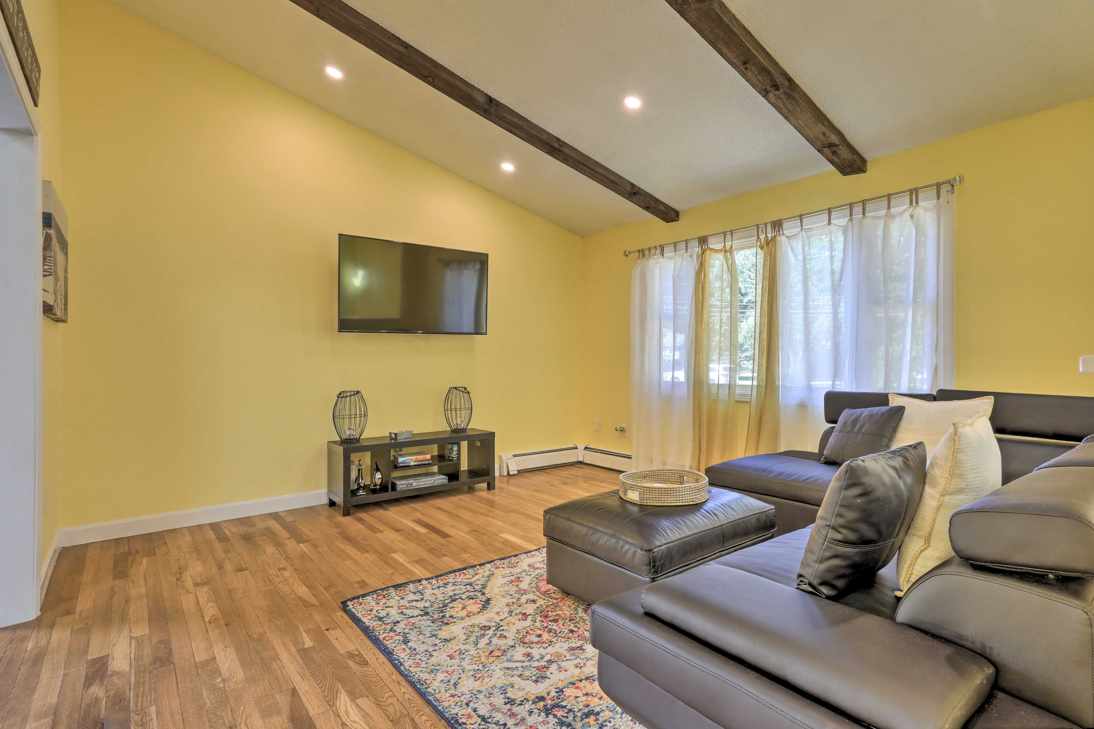 Living Room | Smart TV | Free WiFi