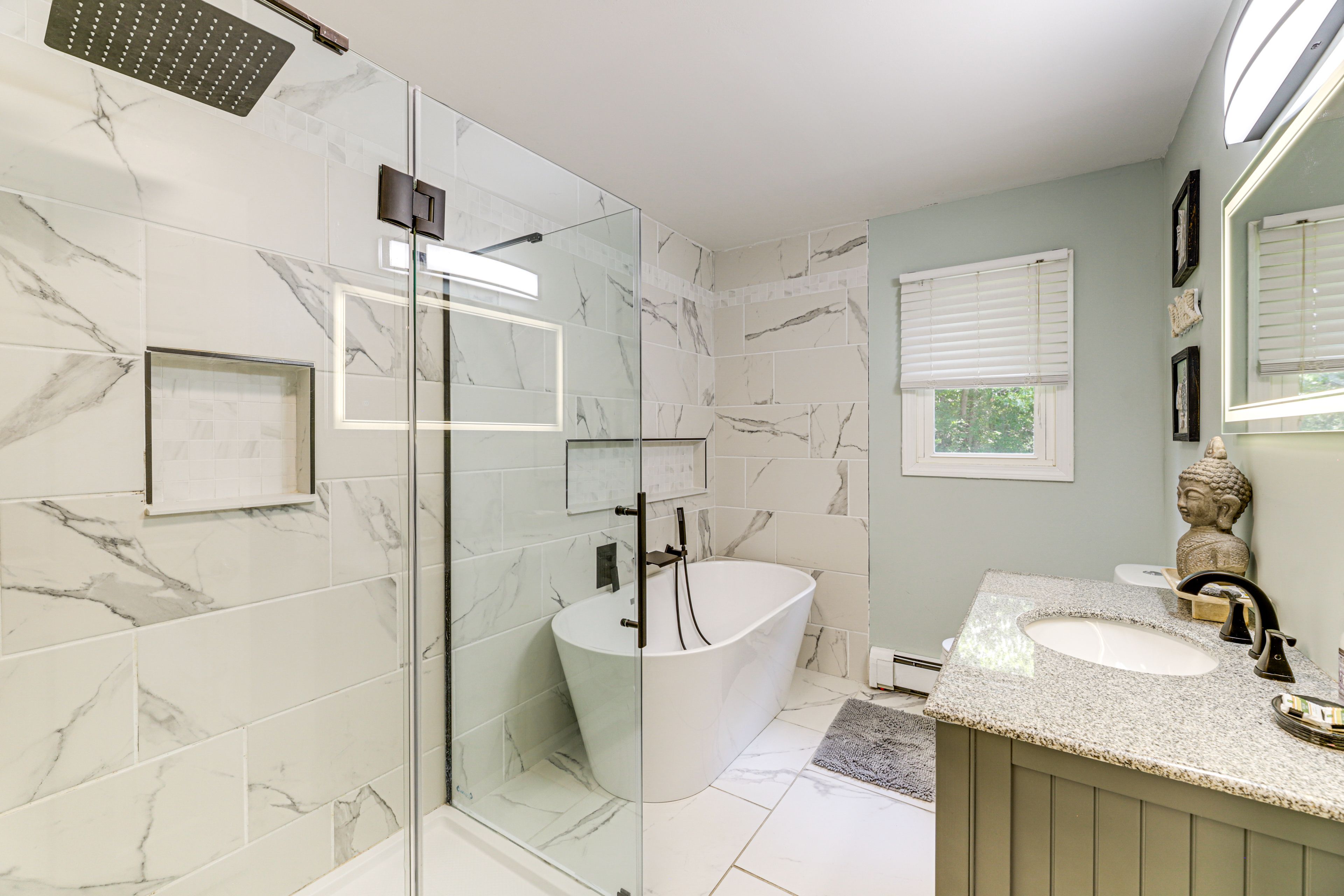 Full Bathroom | Towels & Complimentary Toiletries Provided