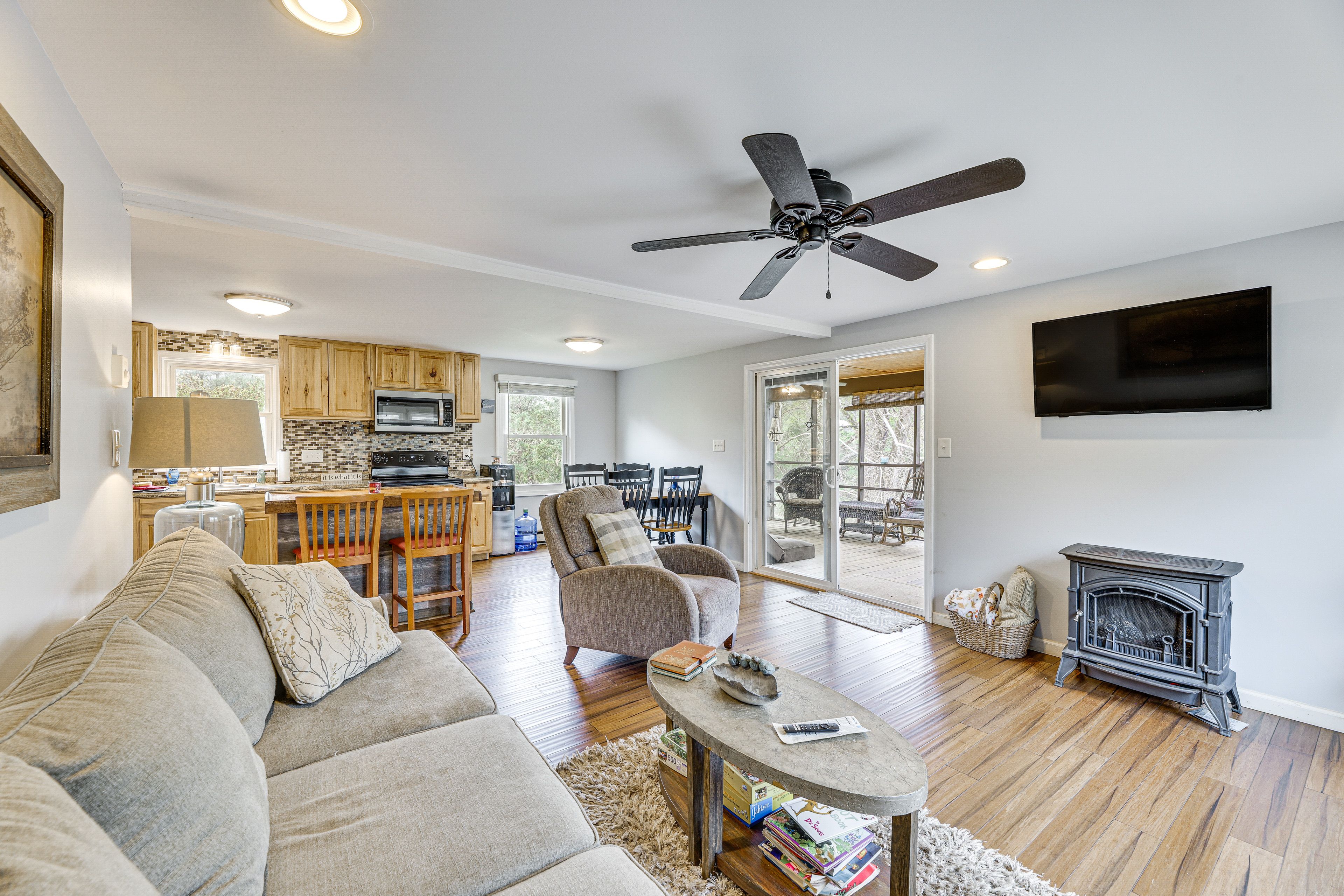 Living Room | Smart TV | Fireplace | Free WiFi