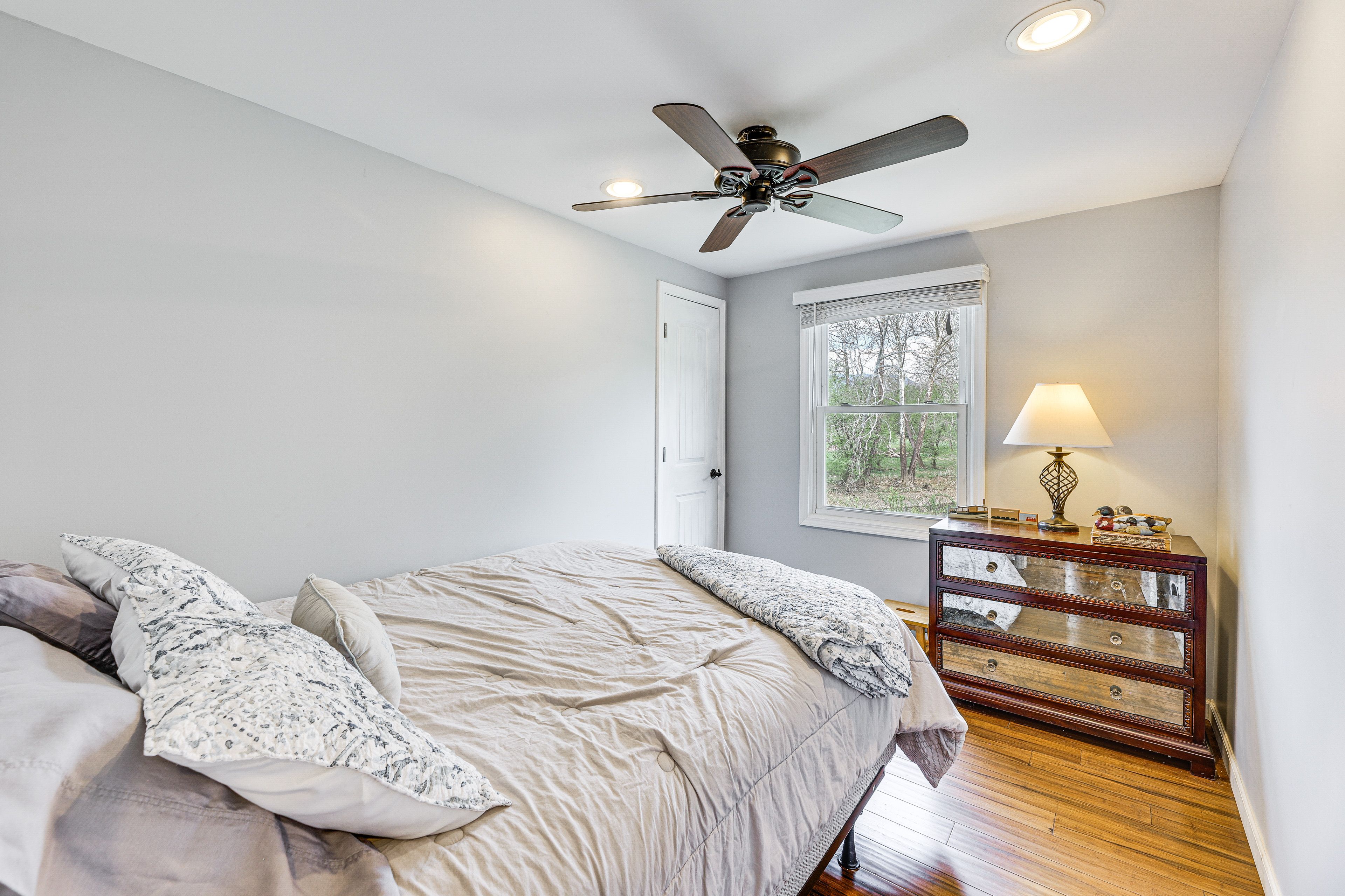 Bedroom 2 | Queen Bed