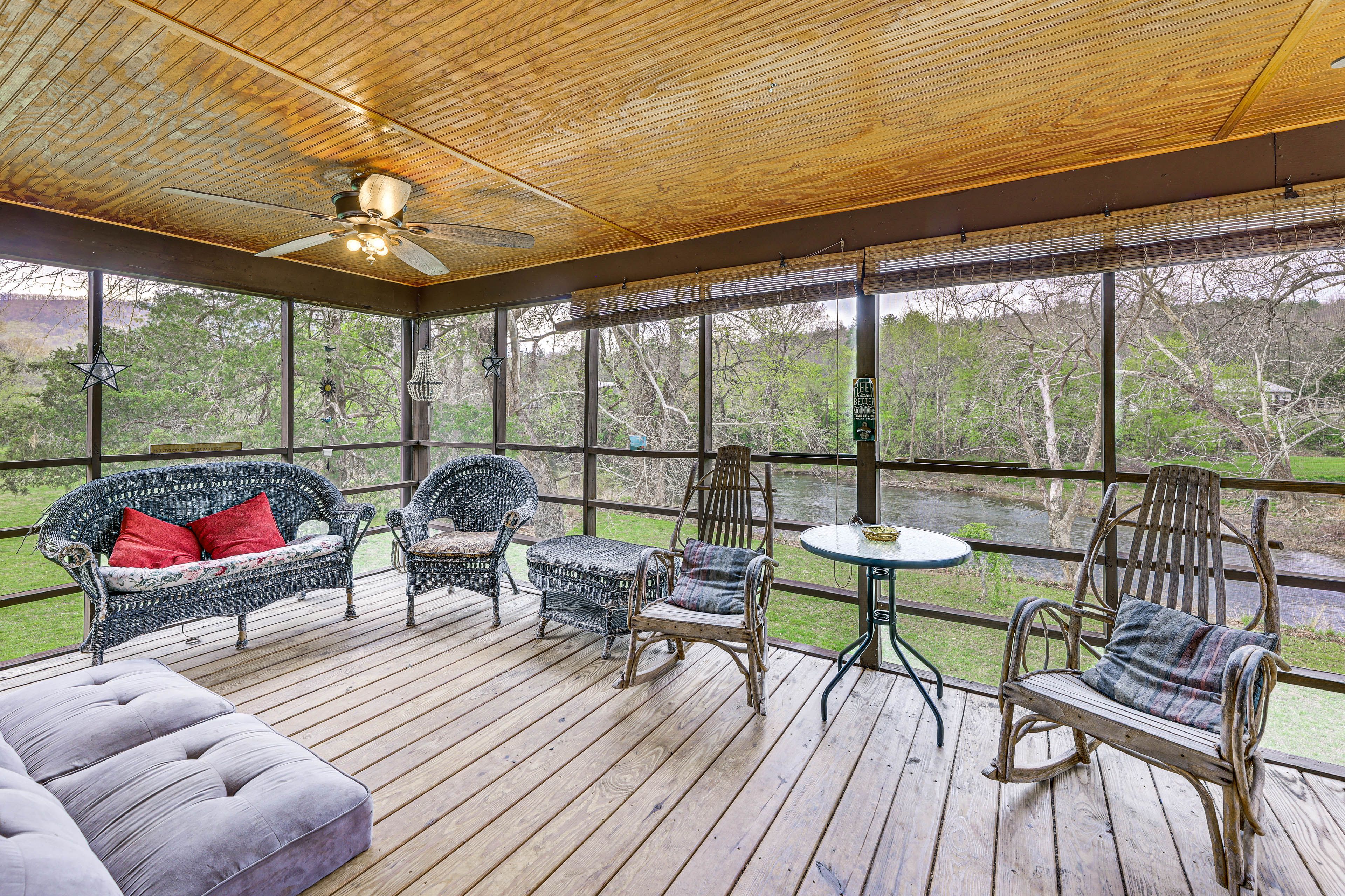 Screened Porch | Futon | Outdoor Seating