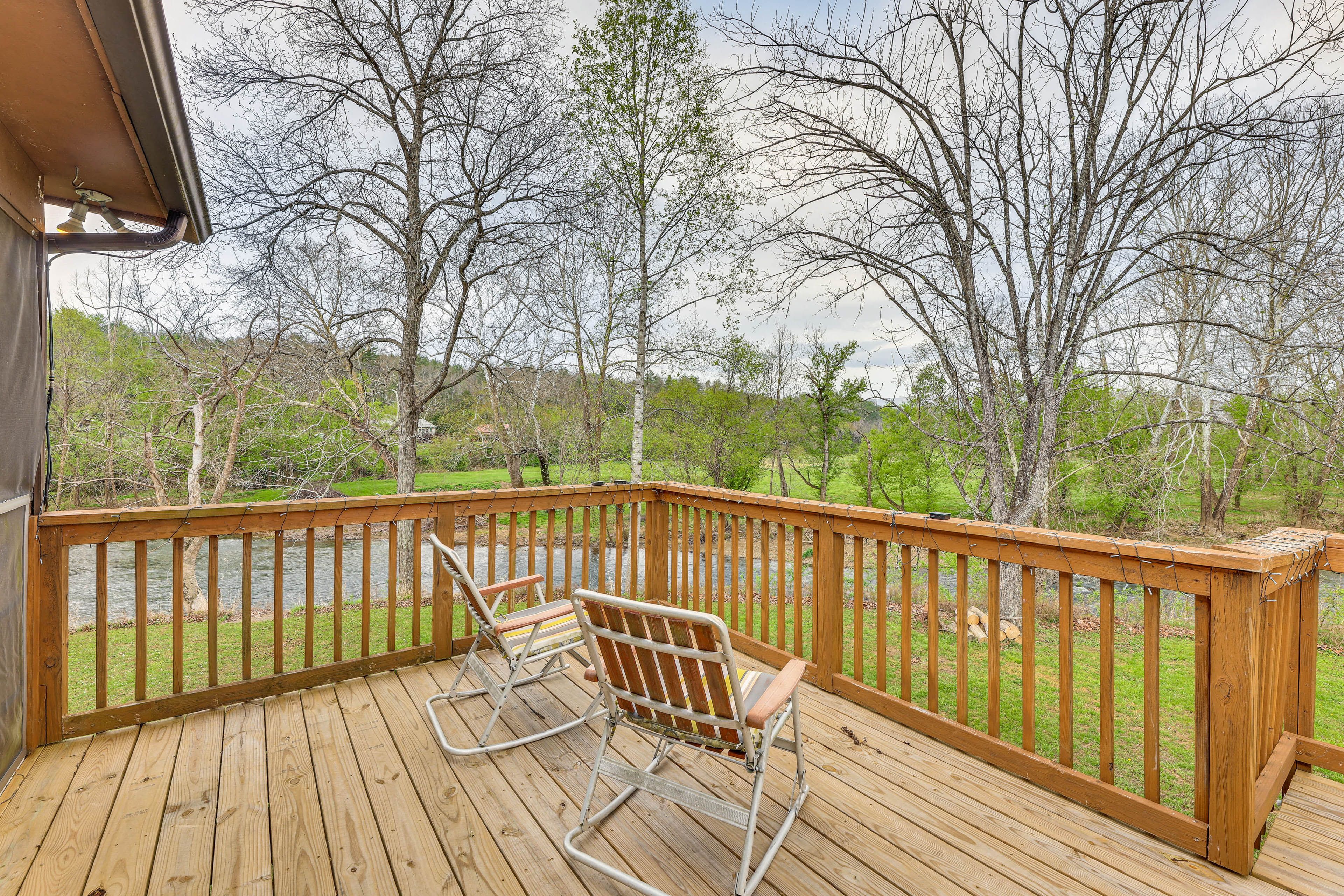 Deck w/ Seating