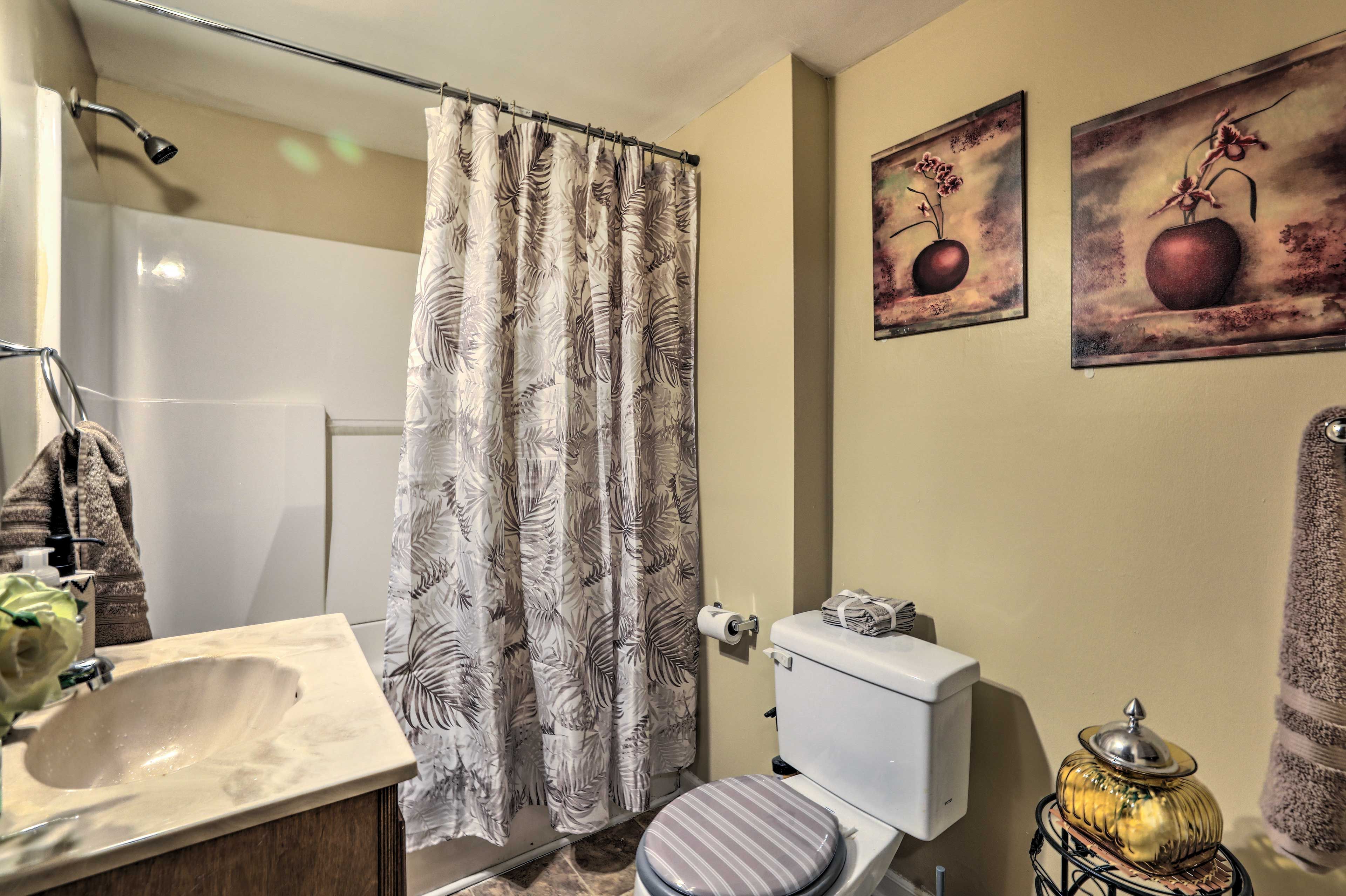 Full Bathroom | Towels Provided | Hair Dryer