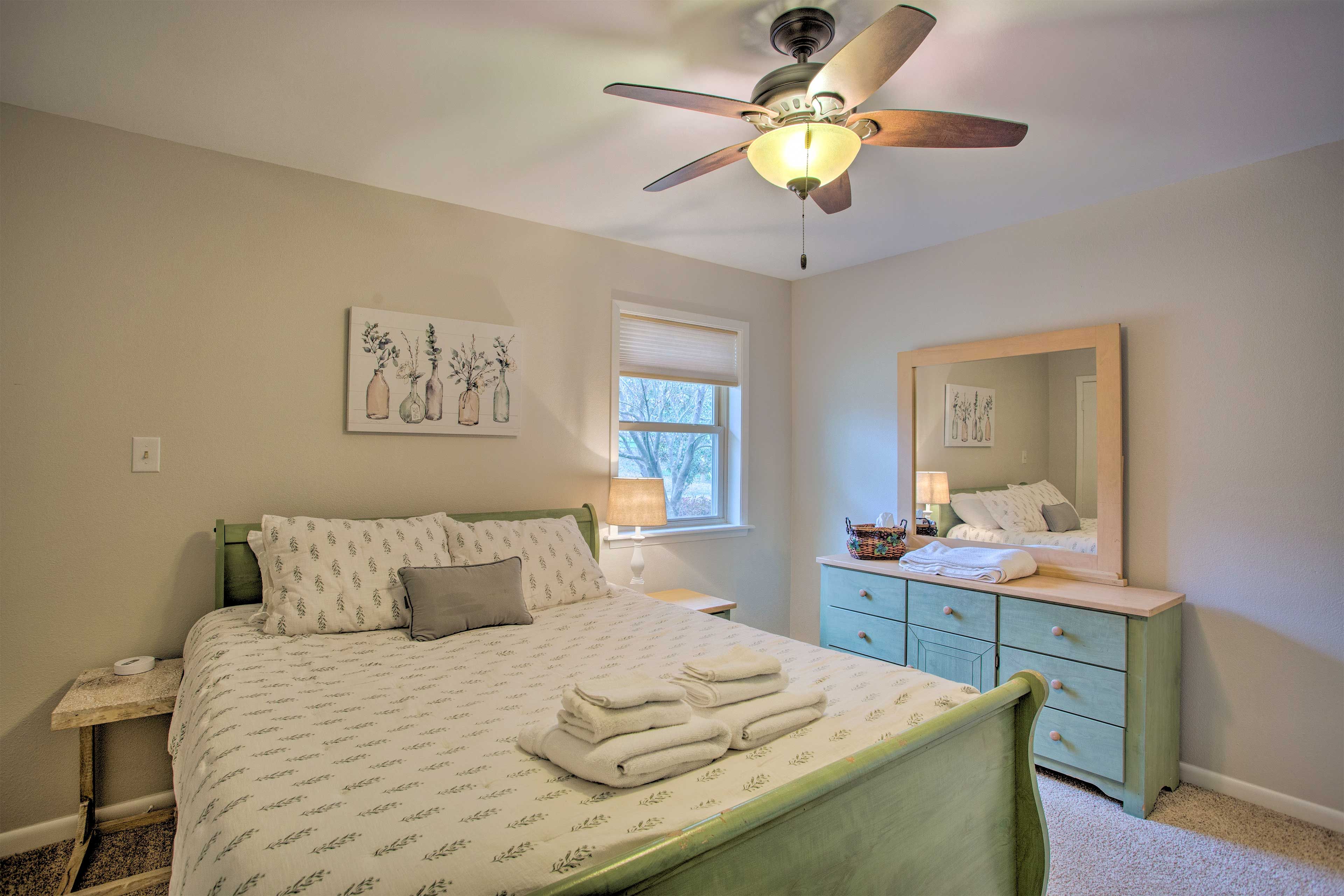 Bedroom 2 | Queen Bed