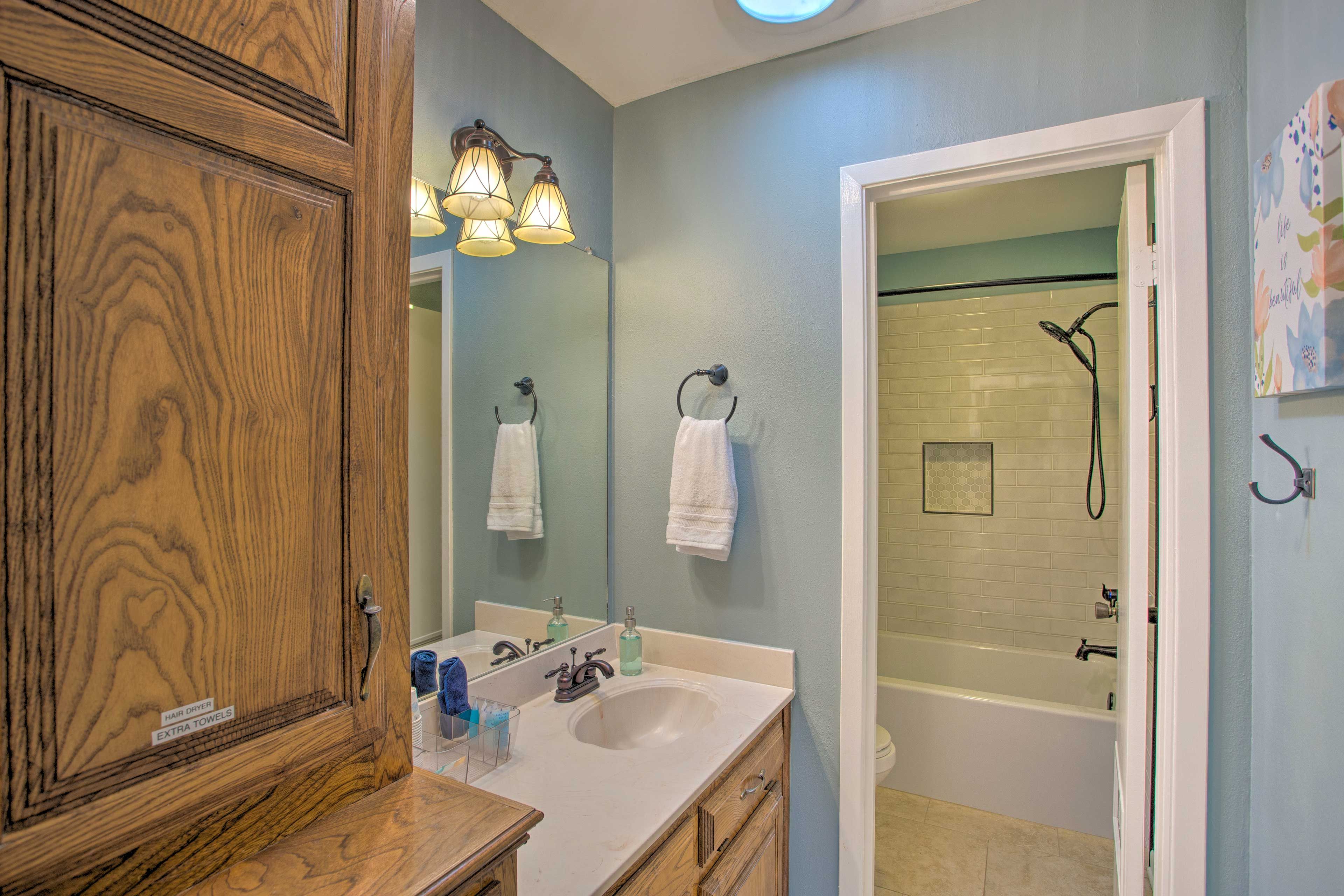 Full Bathroom | Towels Provided