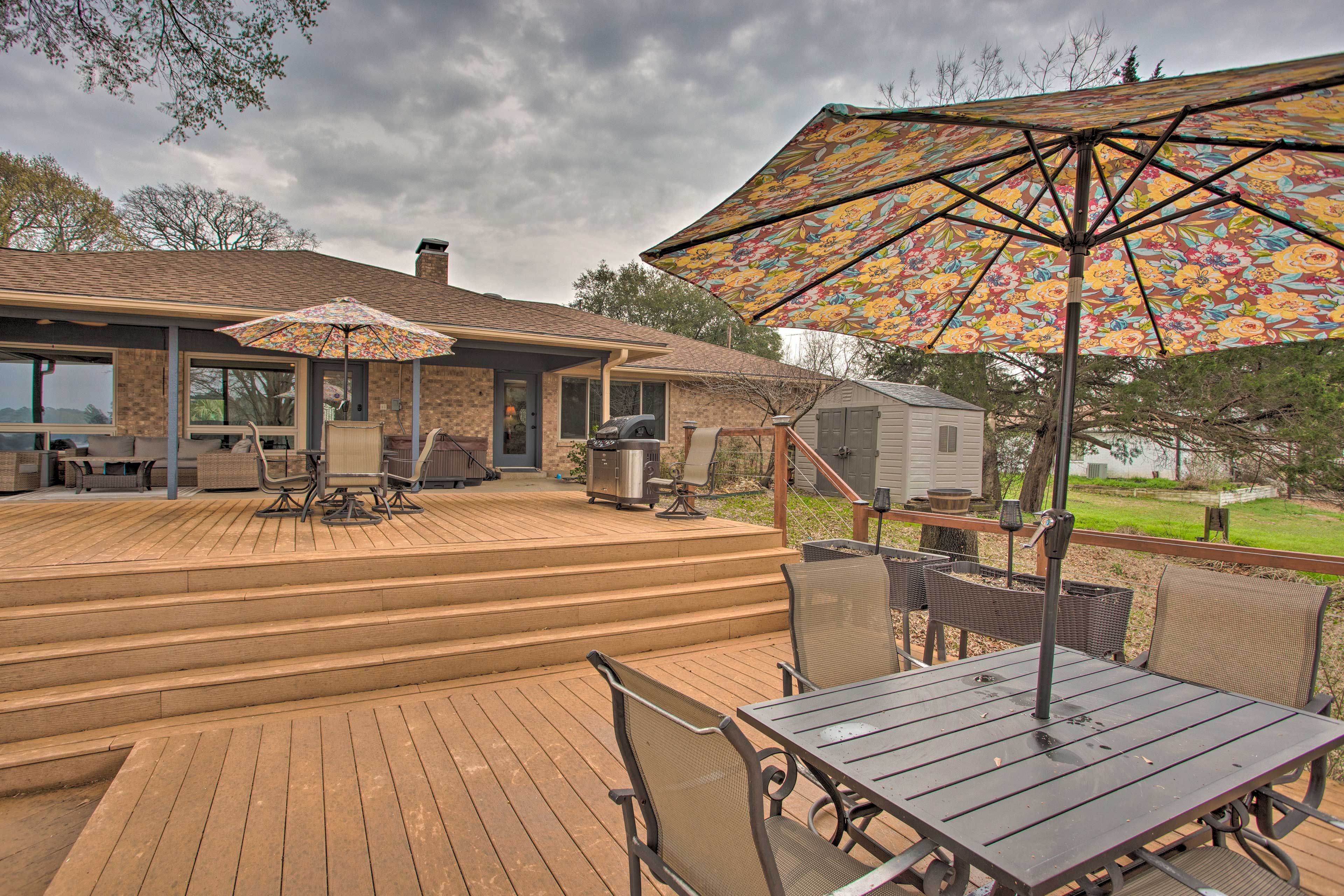 Furnished Deck | Lake Palestine Access | Private Hot Tub