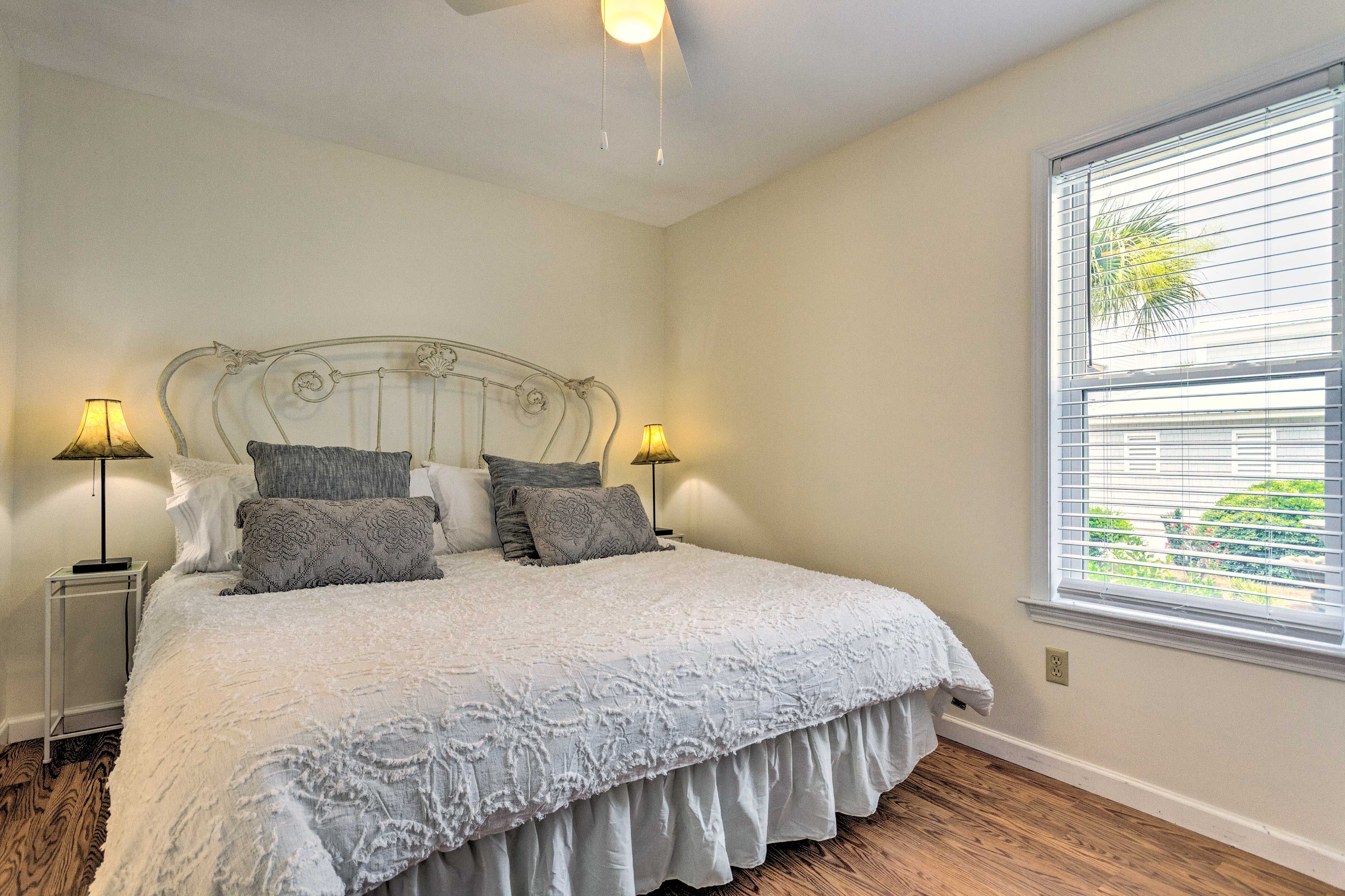 Bedroom 1 | King Bed