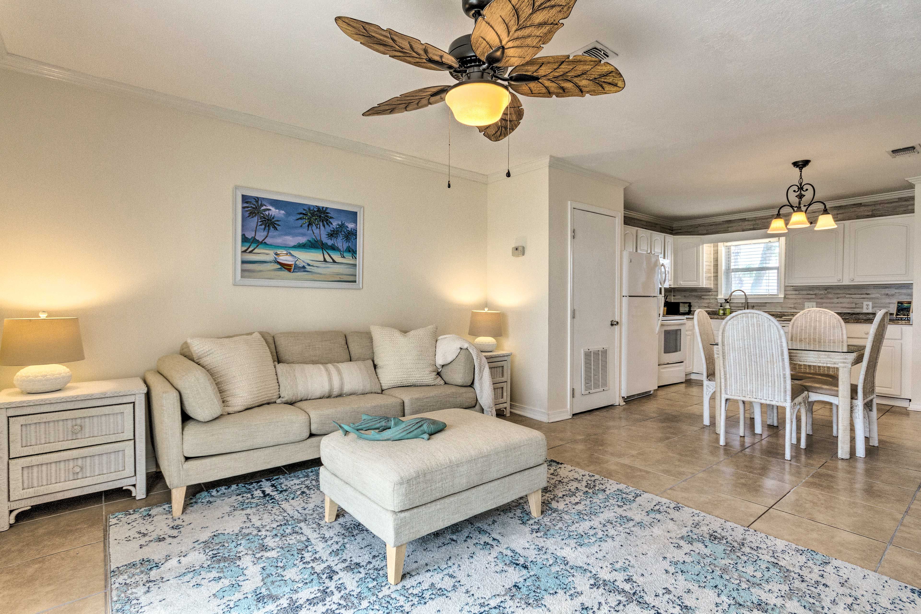 Living Room | Free WiFi | Open Concept