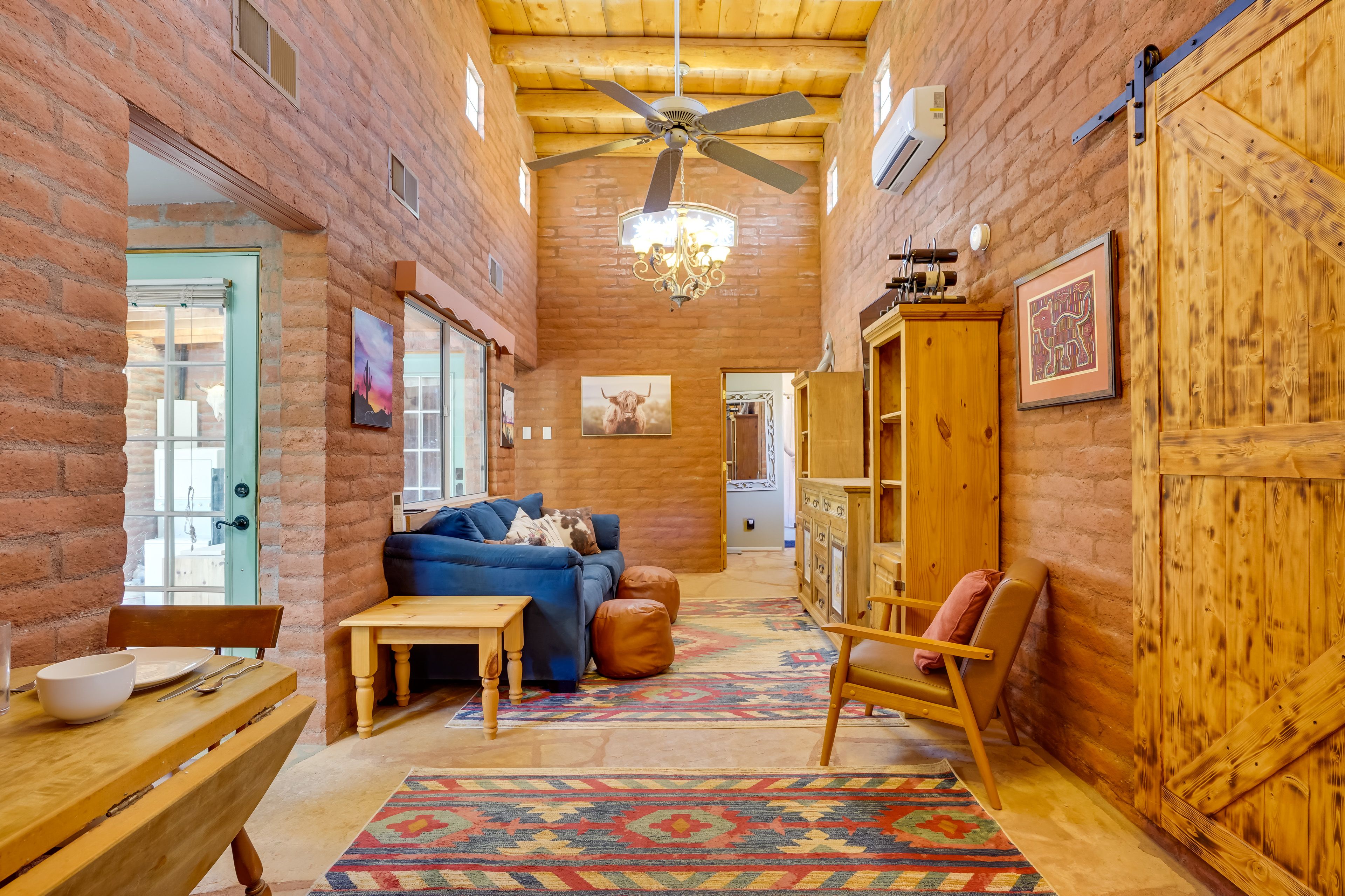 Living Room | Free WiFi | A/C Unit | Smart TV