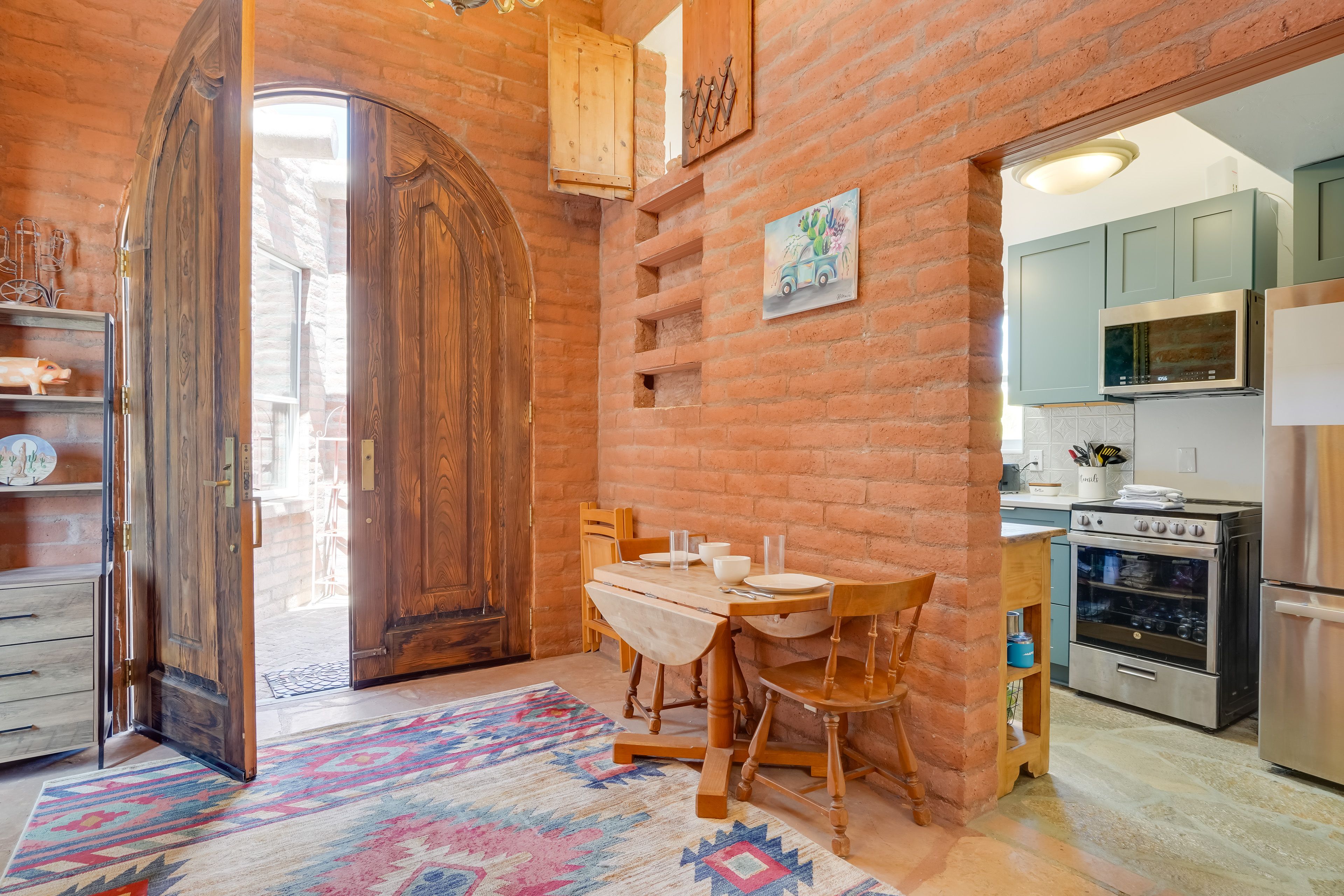 Dining Area | Dishware/Flatware Provided
