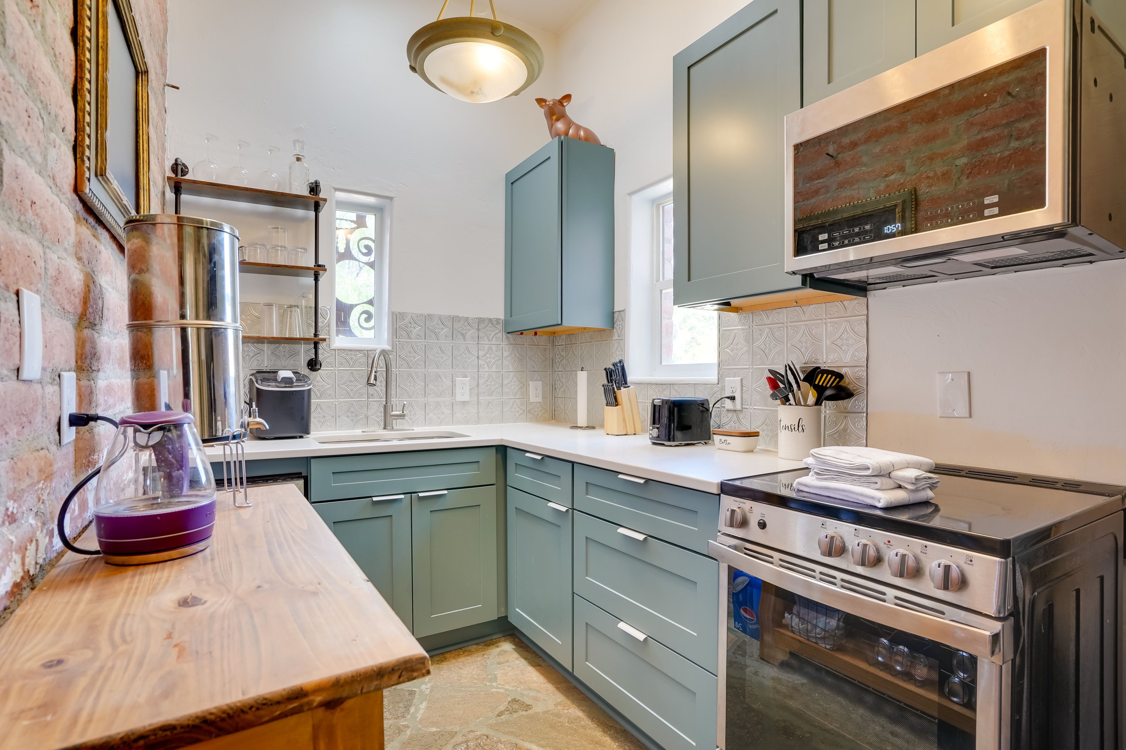 Kitchen | Cooking Basics | Coffee Maker | Paper Towels/Trash Bags Provided