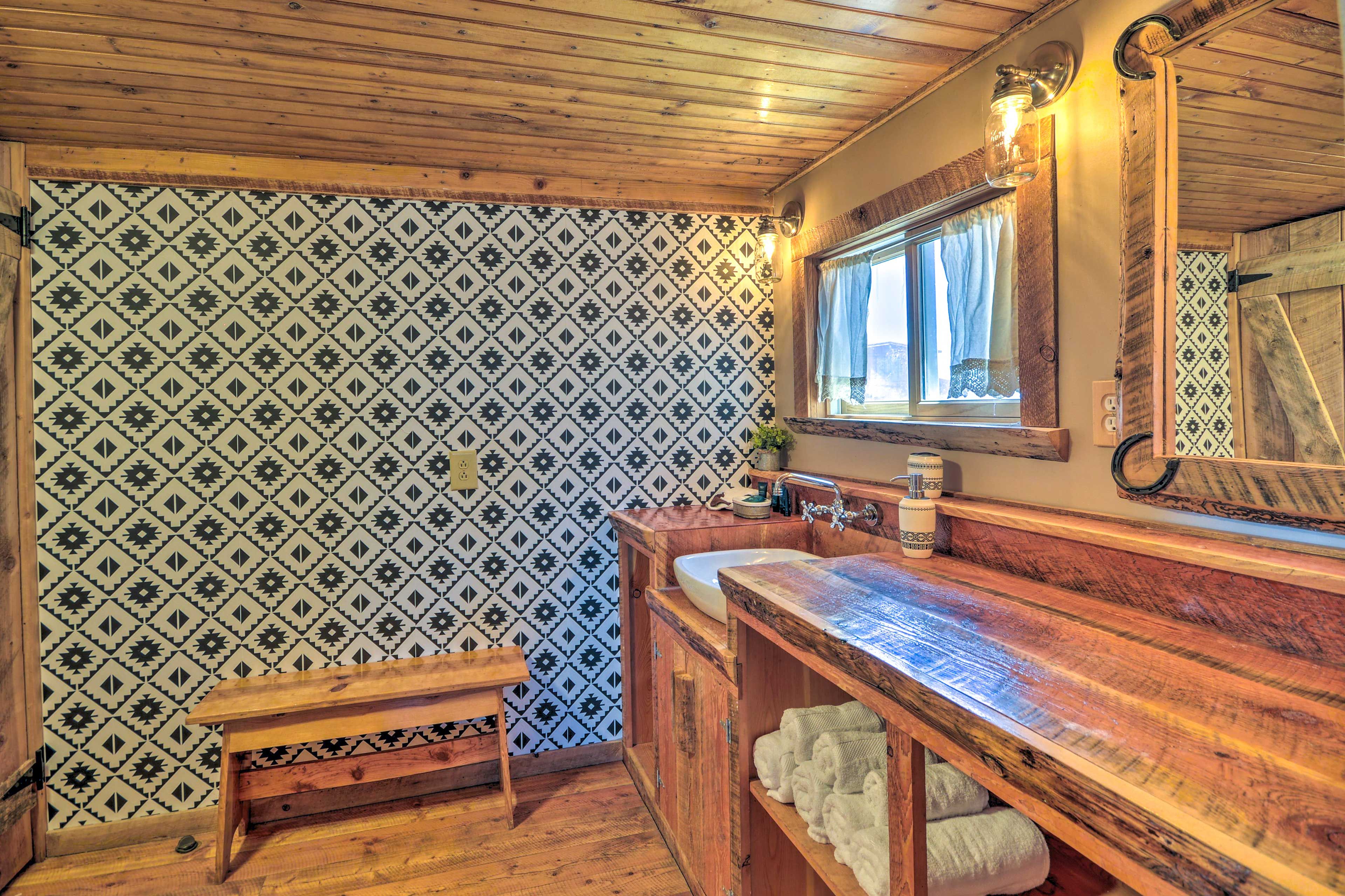 Full Bathroom | Complimentary Toiletries