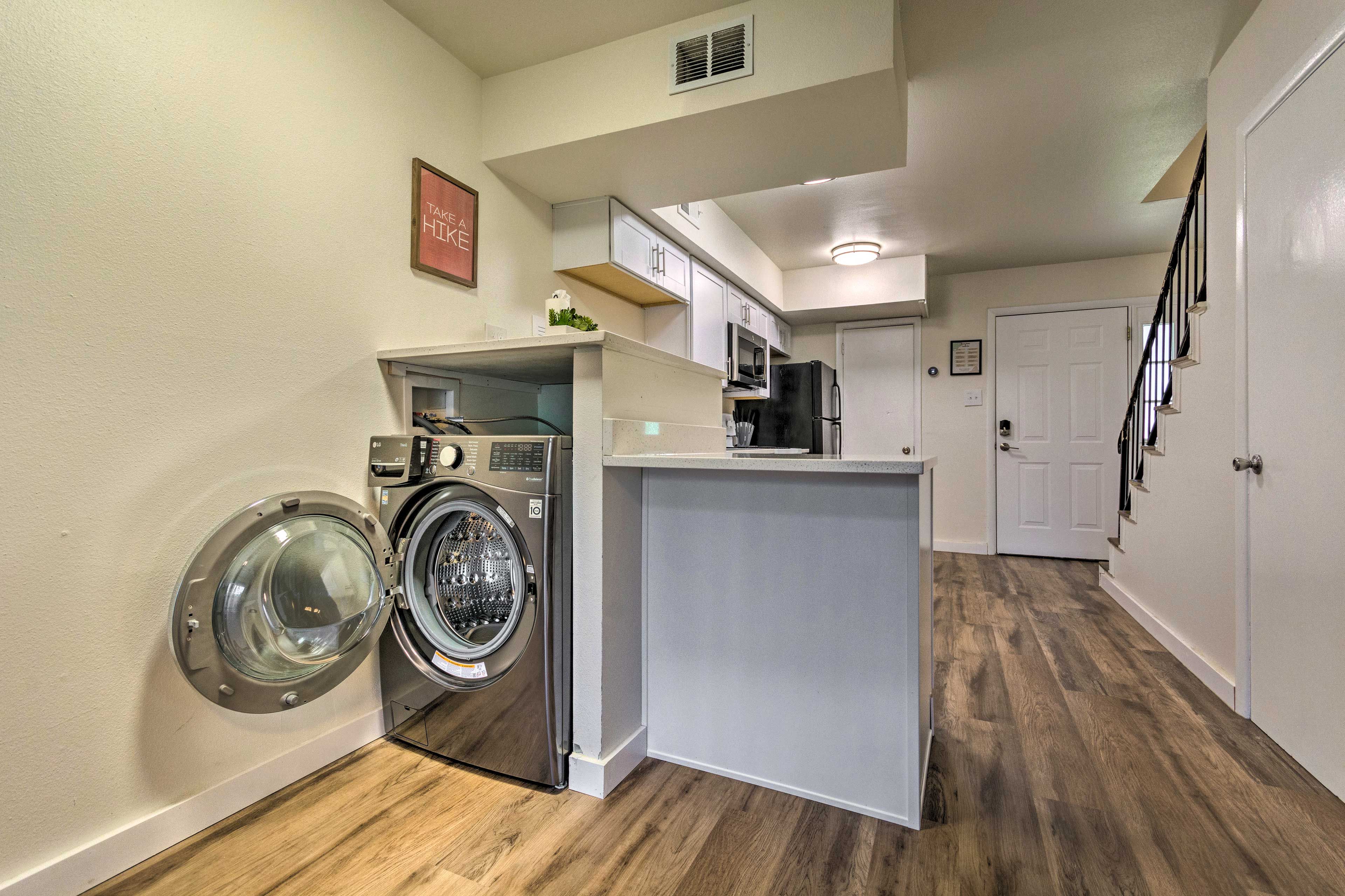 Living Room | Washer & Dryer | Pet Friendly w/ Fee