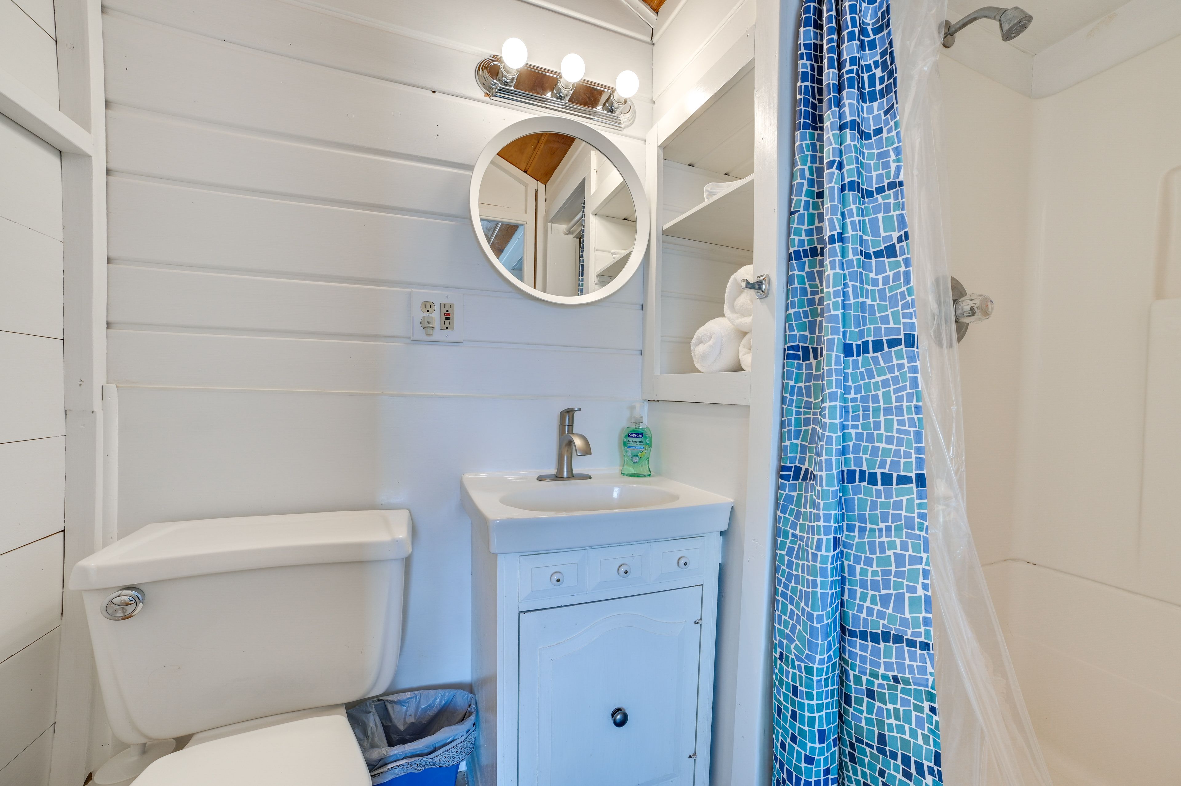 Full Bathroom | Main Level | Towels Provided