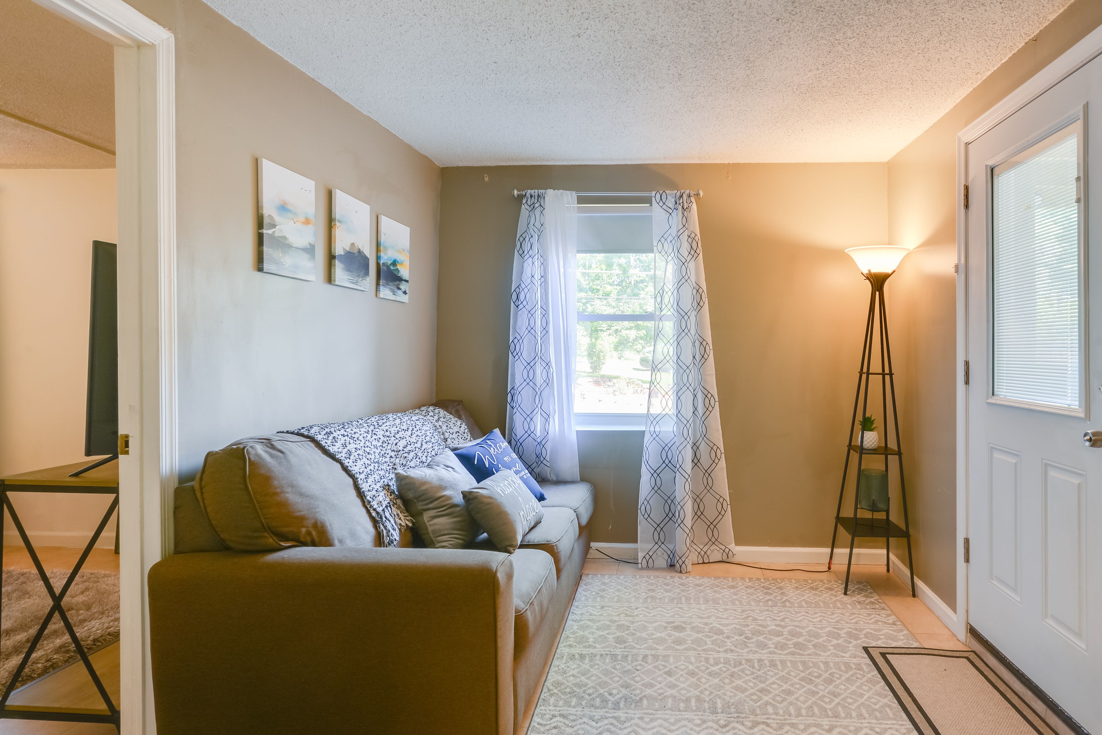 Living Area | Free WiFi | Single Story
