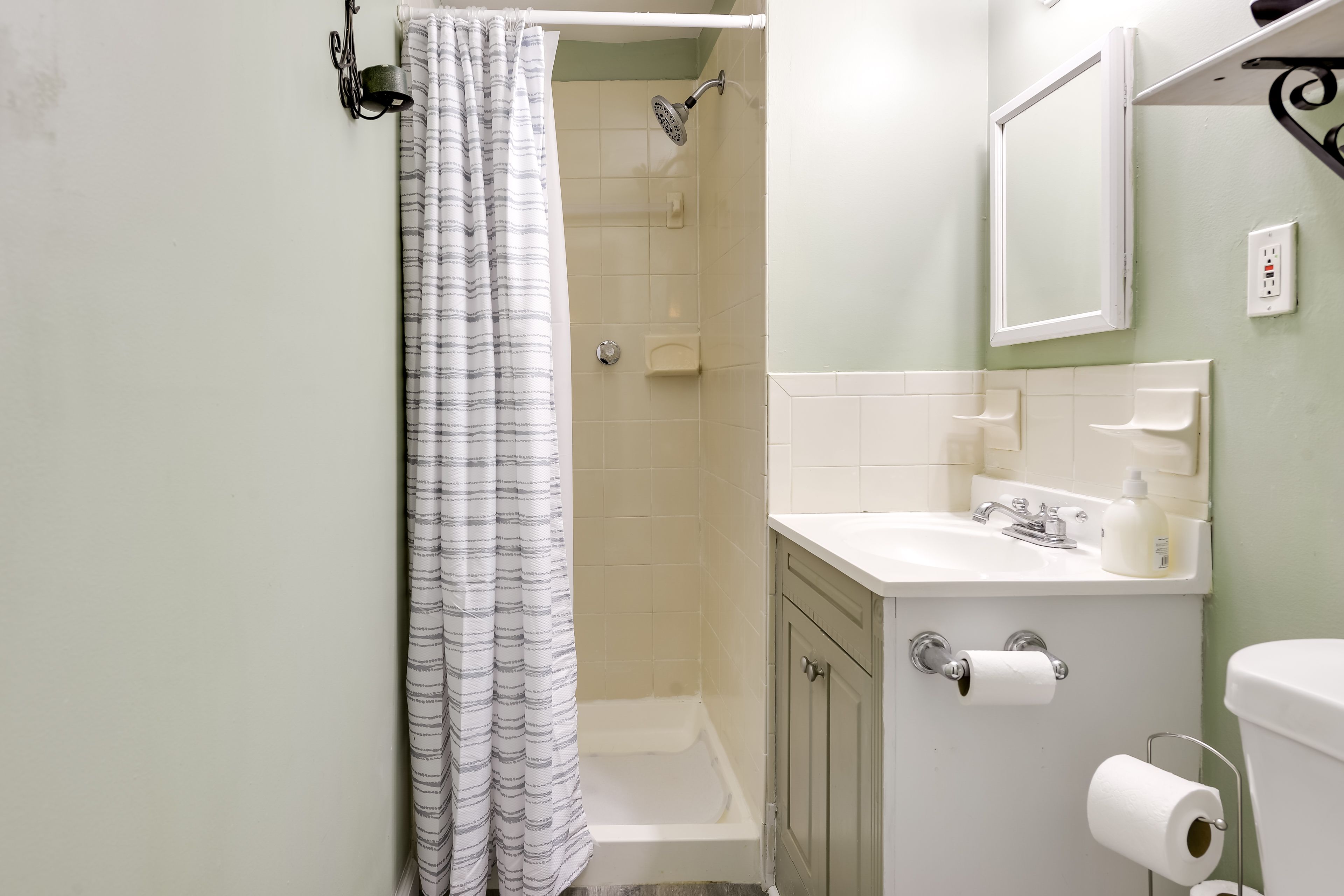 Full Bathroom | Towels Provided | Complimentary Toiletries | Hair Dryer