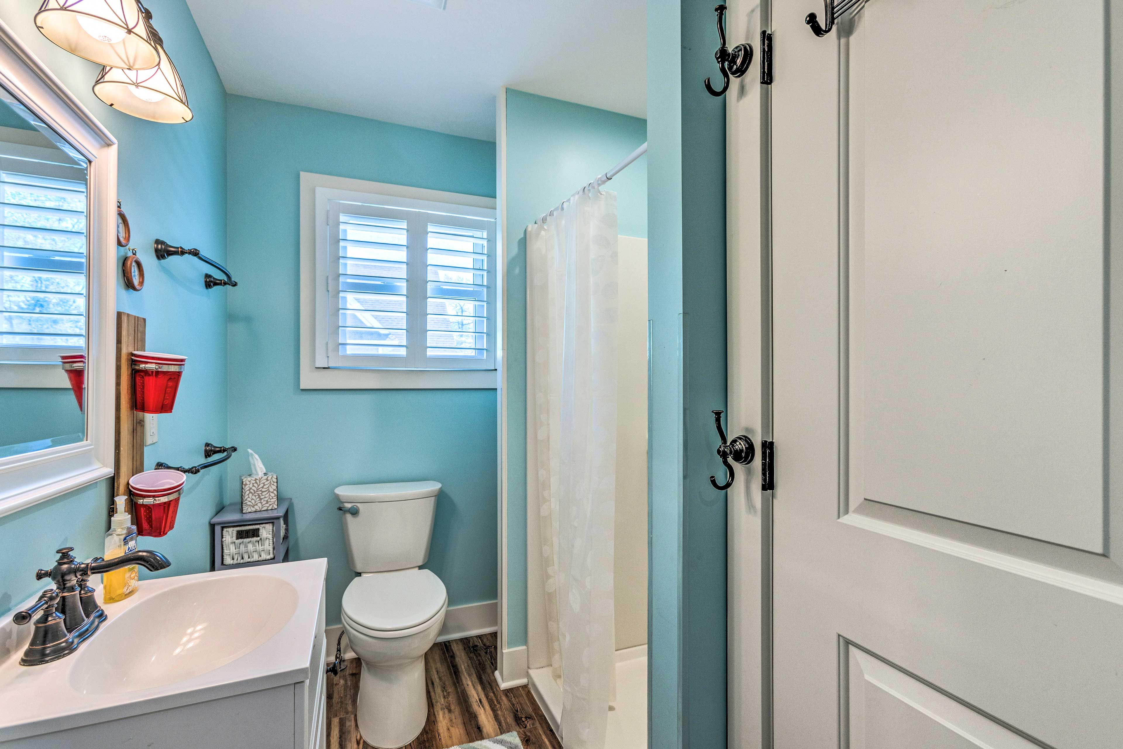 Full Bathroom | Complimentary Toiletries | Towels Provided