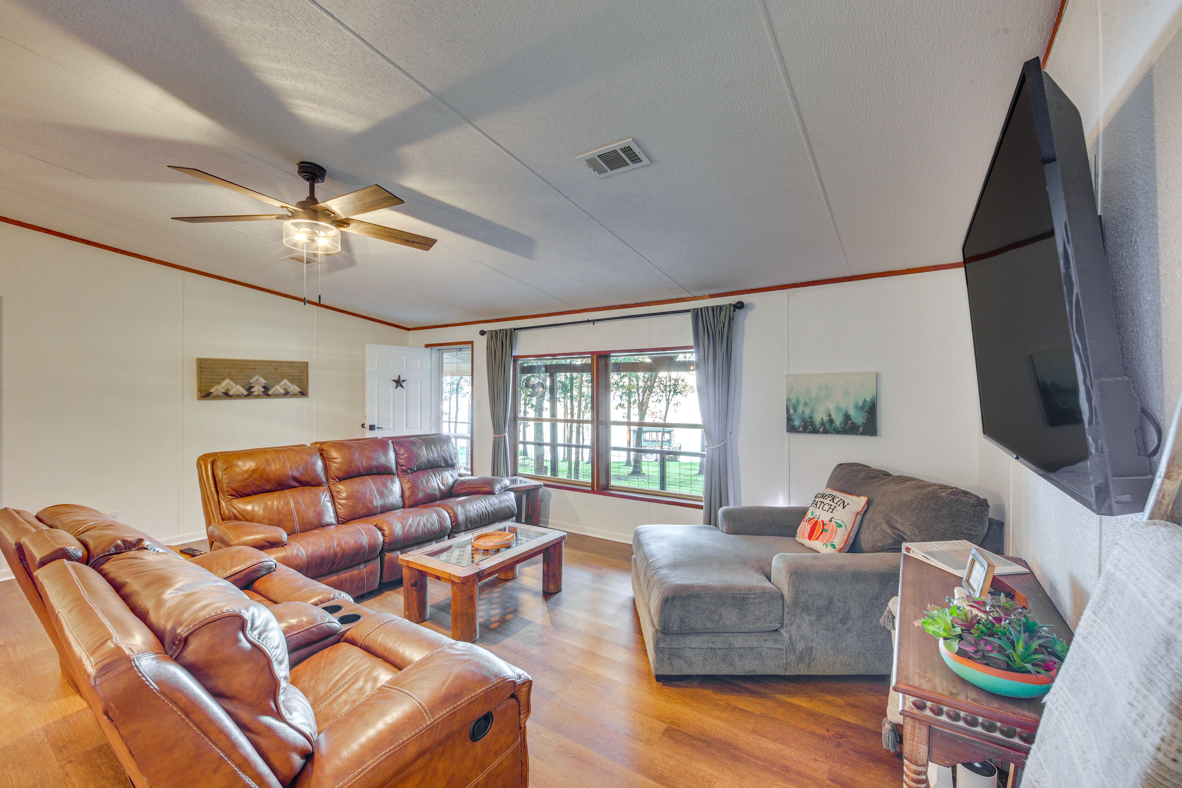 Living Room | Flat-Screen TV | DVD Player | Board Games | Central A/C & Heating