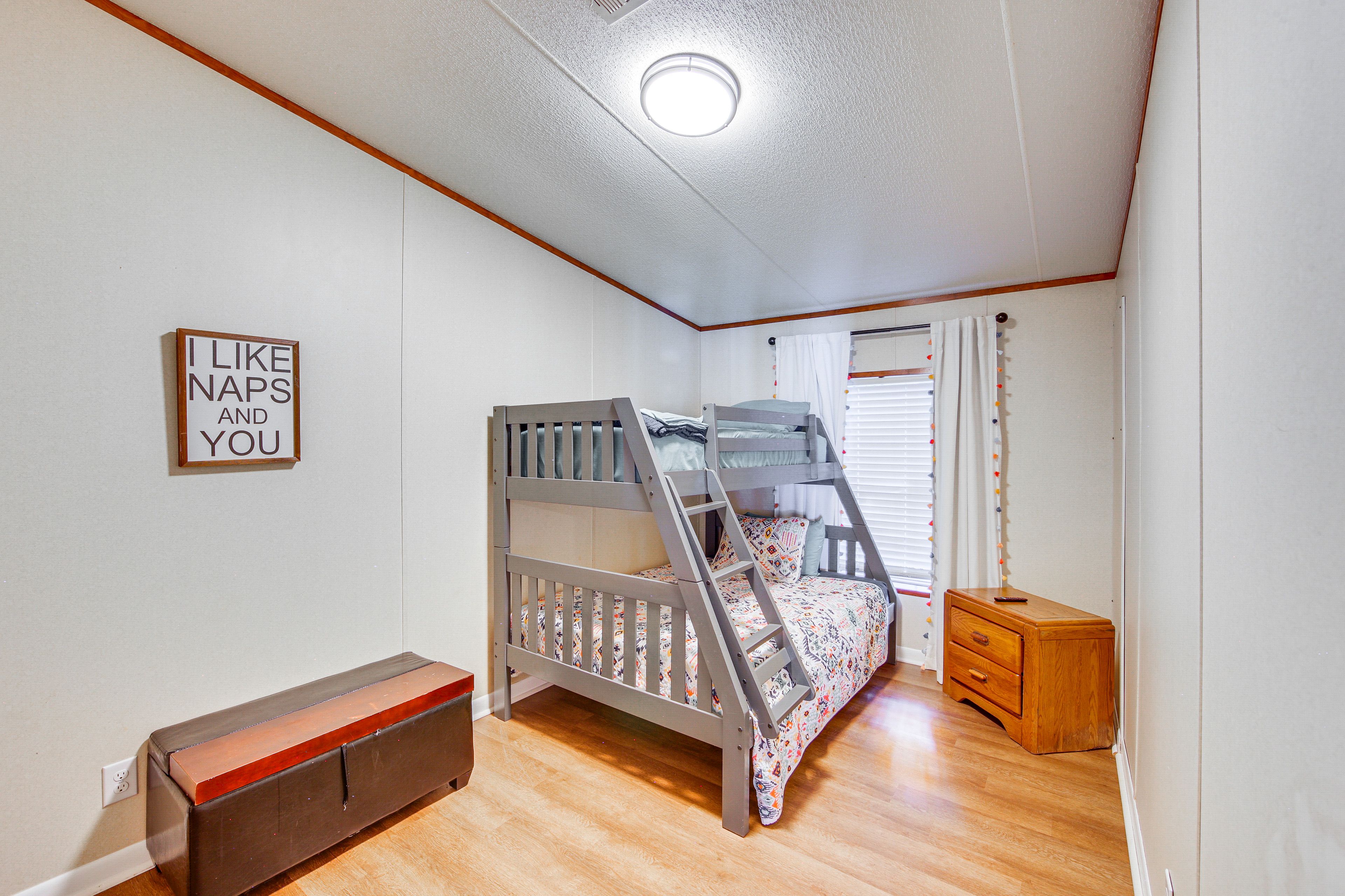 Bedroom 3 | Twin/Full Bunk Bed
