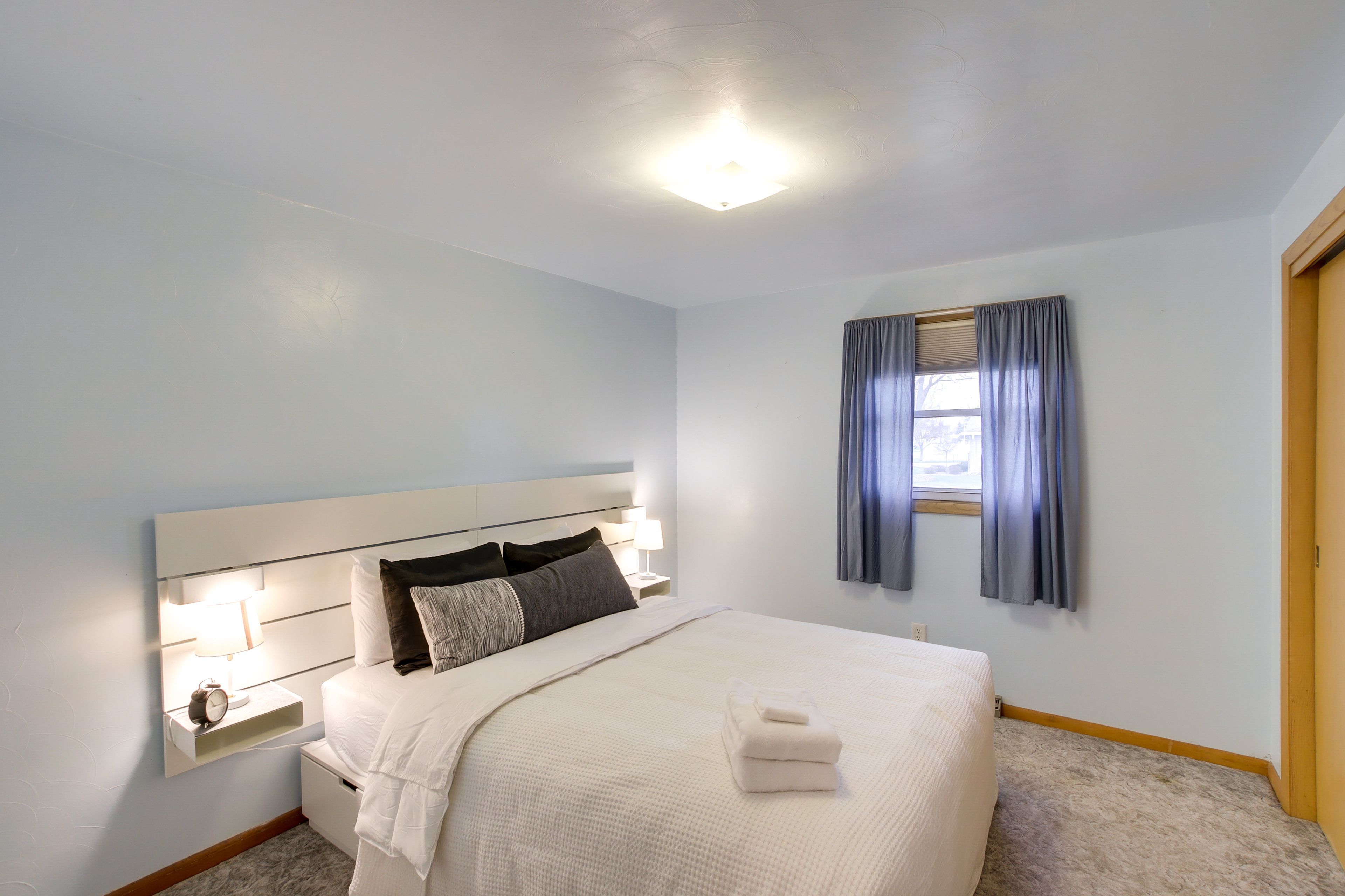 Bedroom 2 | Queen Bed