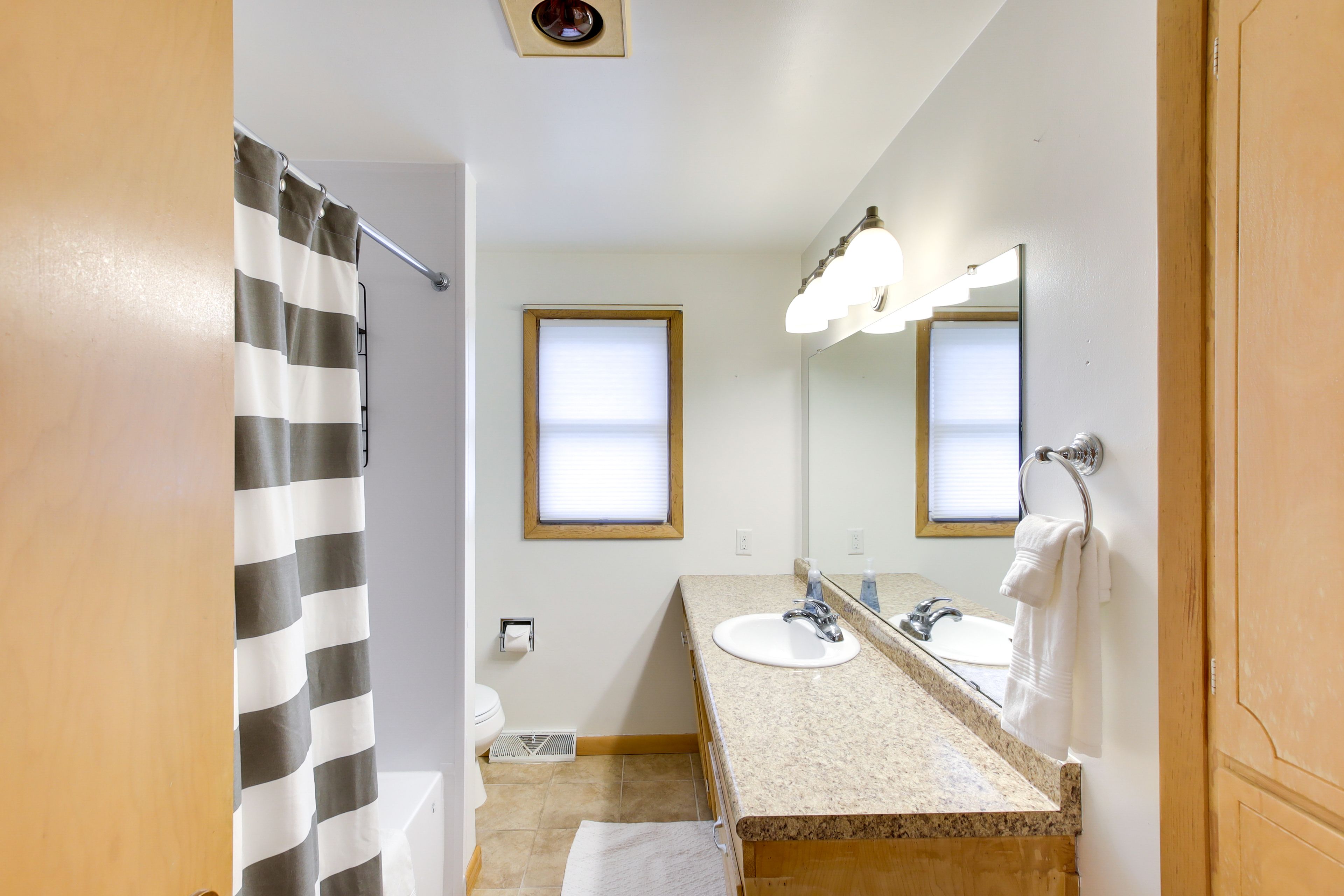 Full Bathroom | Shower/Tub Combo | Complimentary Toiletries | Hair Dryer