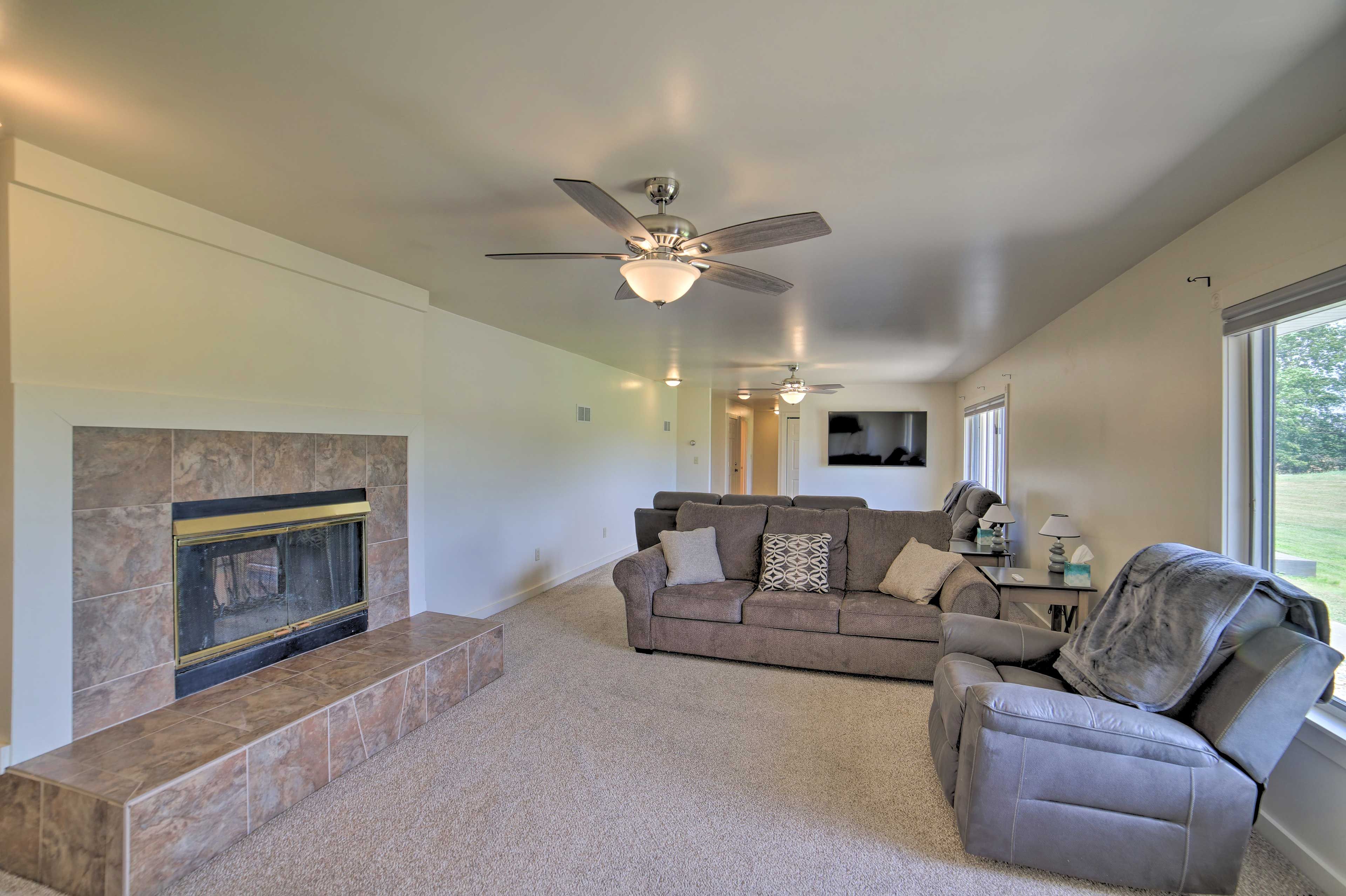 Living Room | Sleeper Sofa | Fireplace | Smart TV