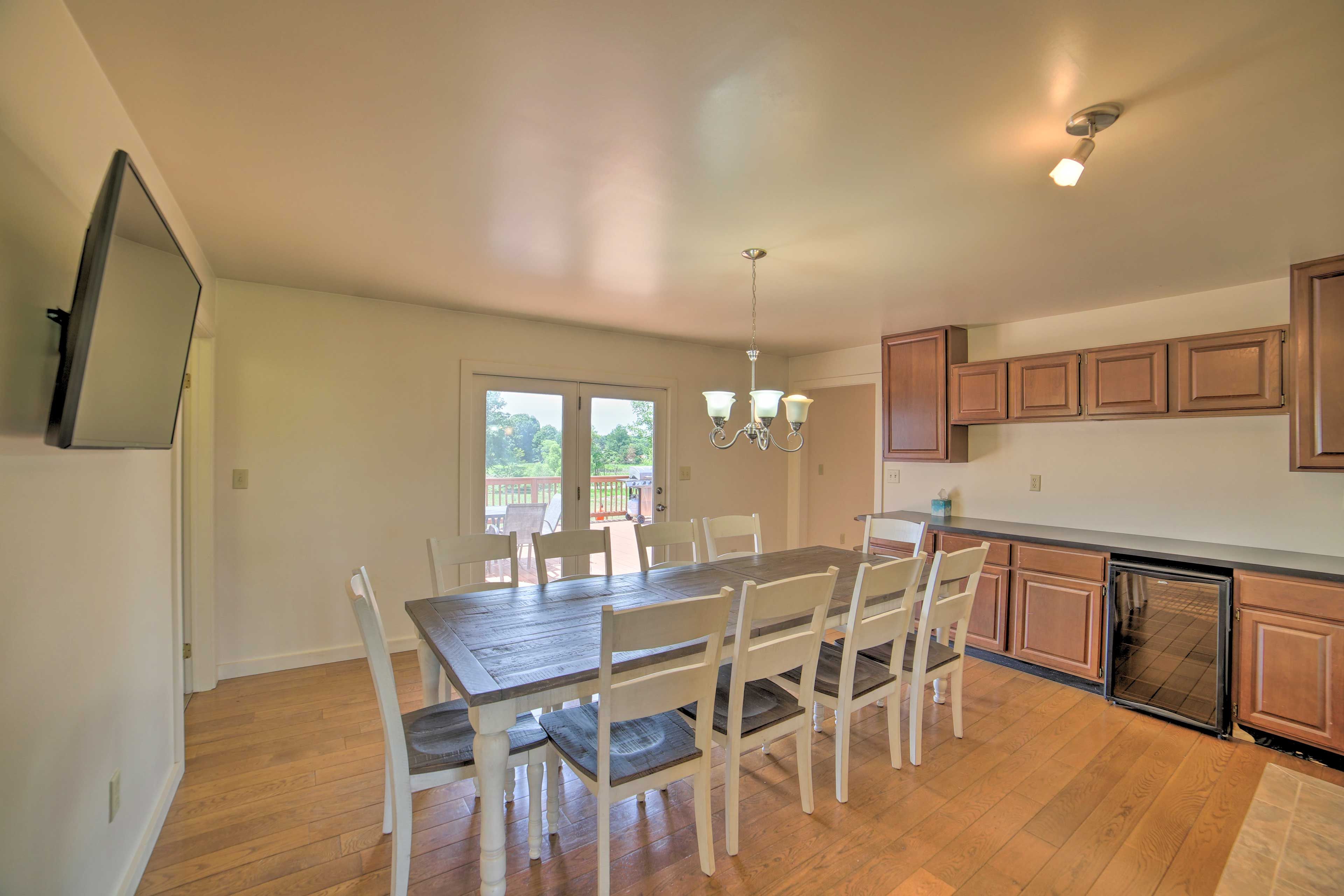 Dining Area | Smart TV