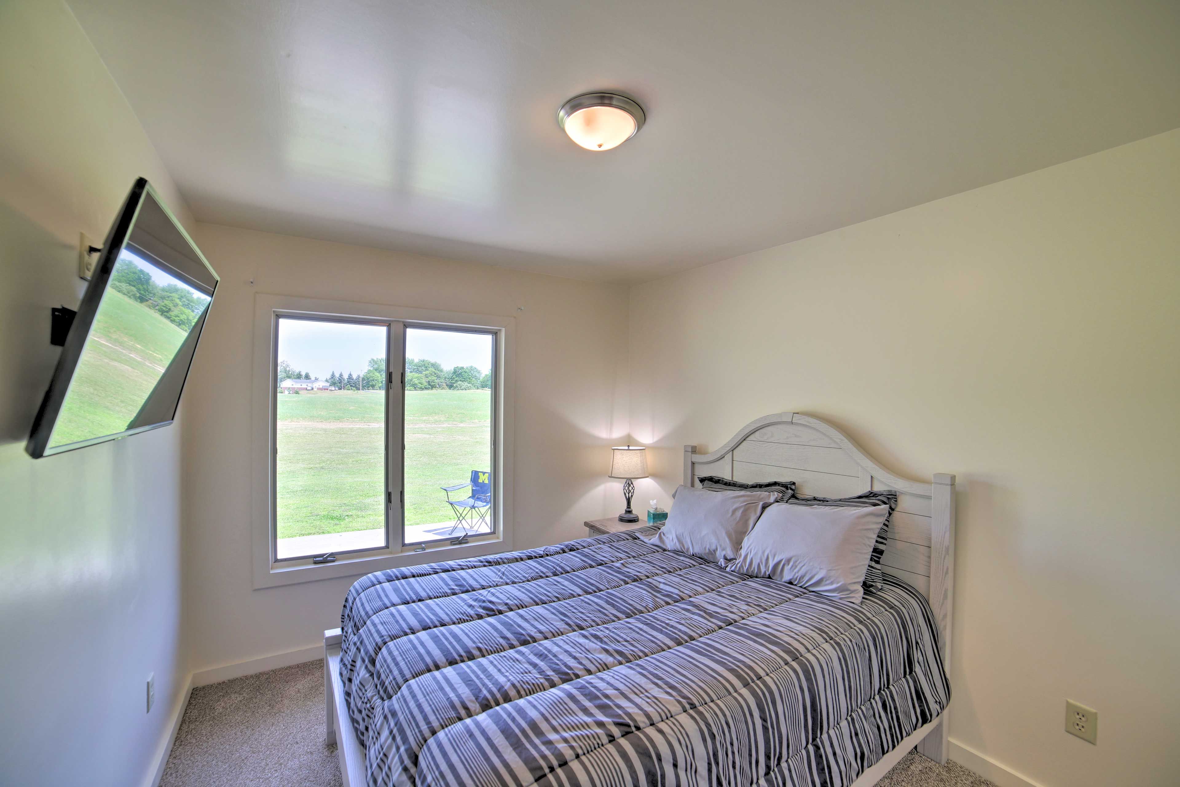 Bedroom 2 | Queen Bed | Smart TV