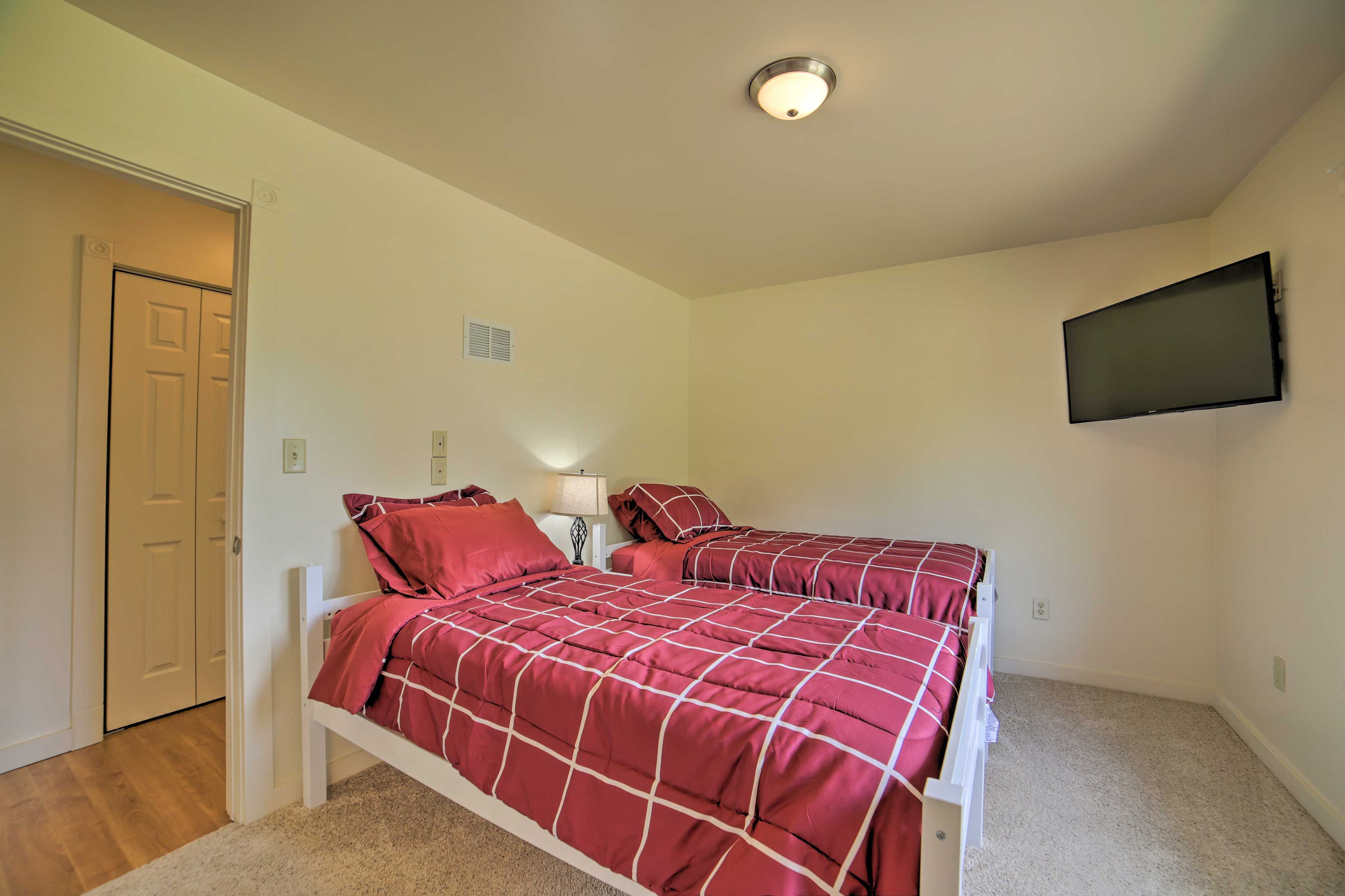 Bedroom 4 | 2 Twin Beds | Smart TV