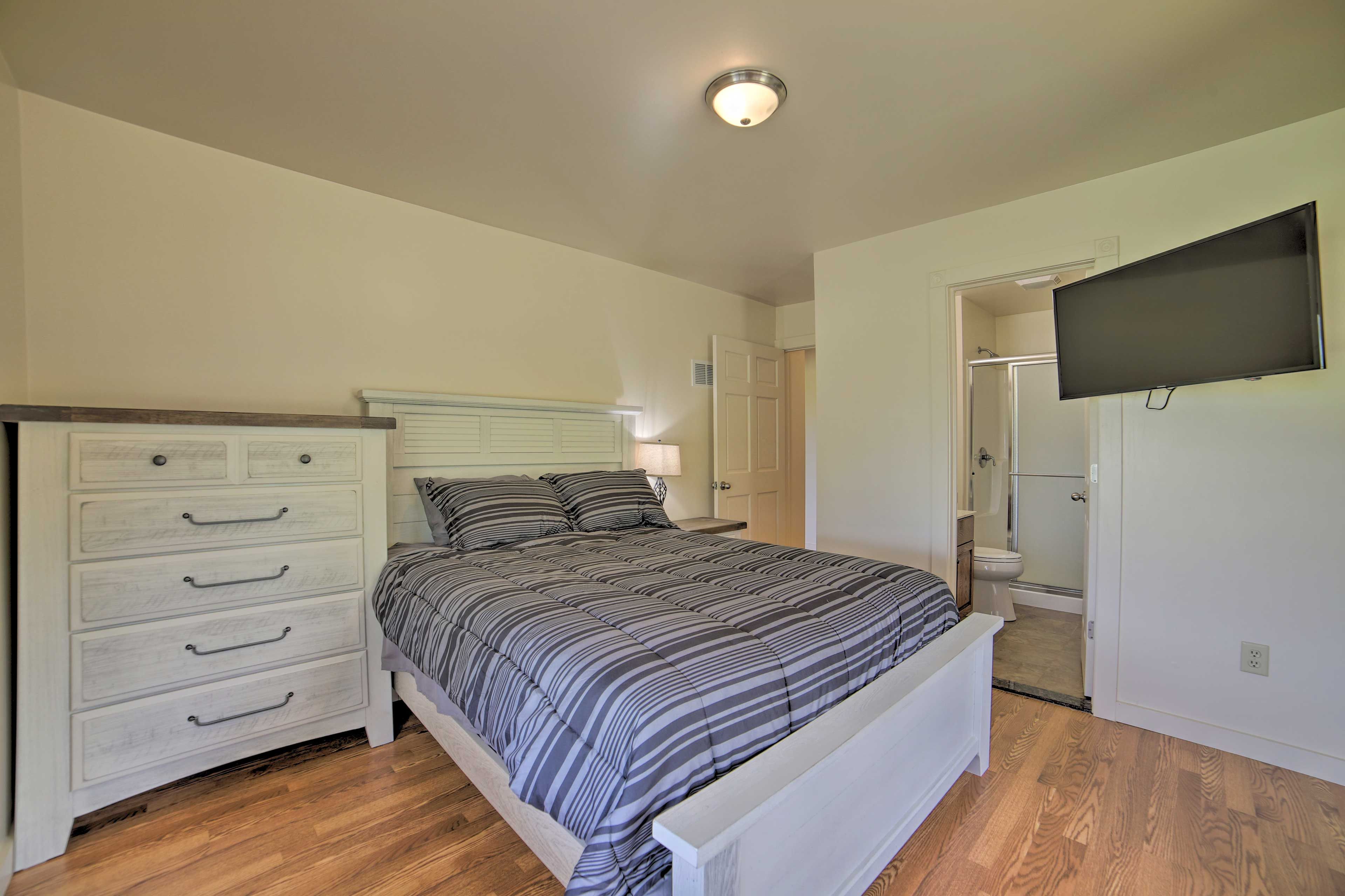 Bedroom 3 | Queen Bed | Smart TV