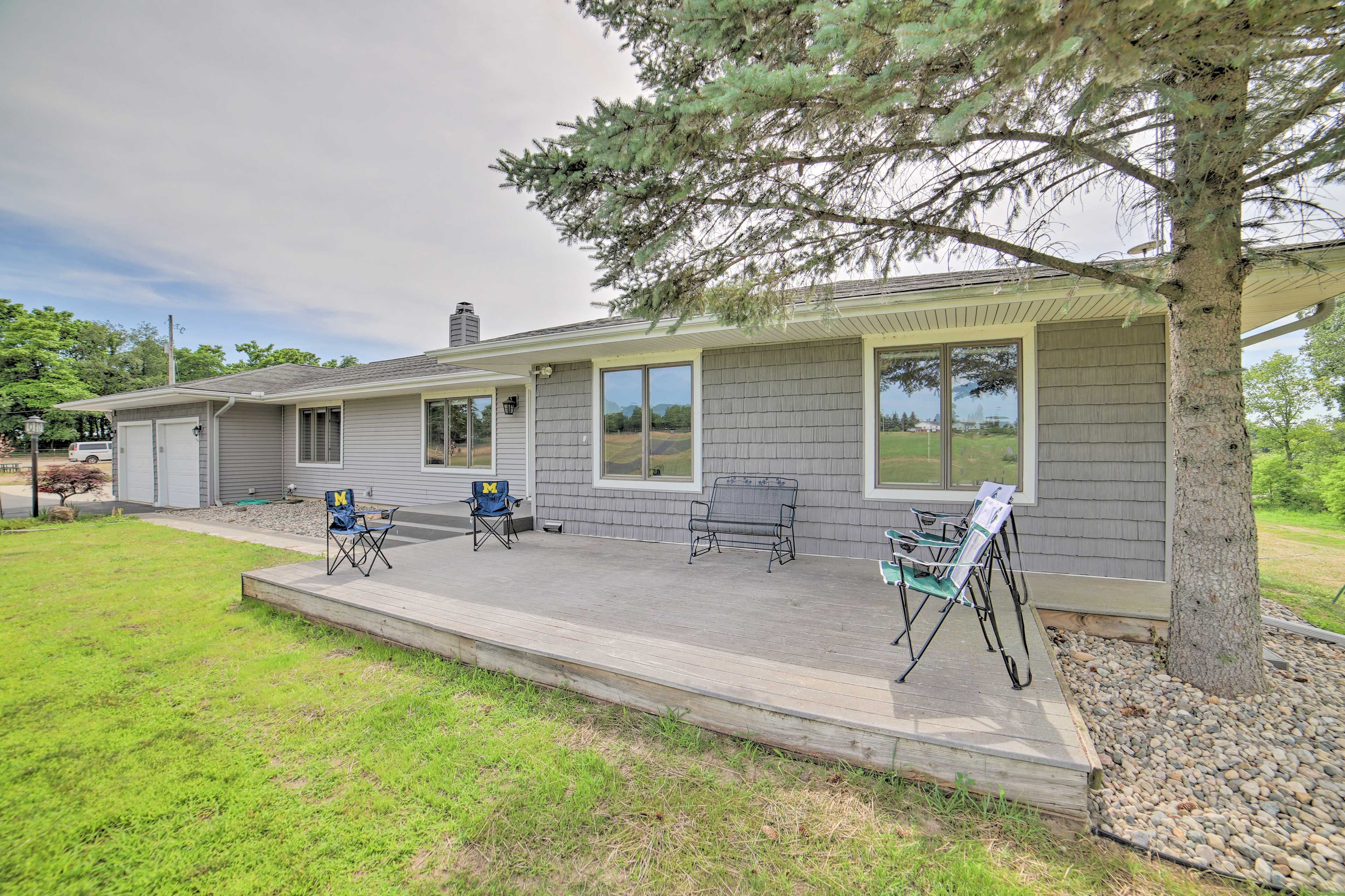 Front Deck | Outdoor Seating
