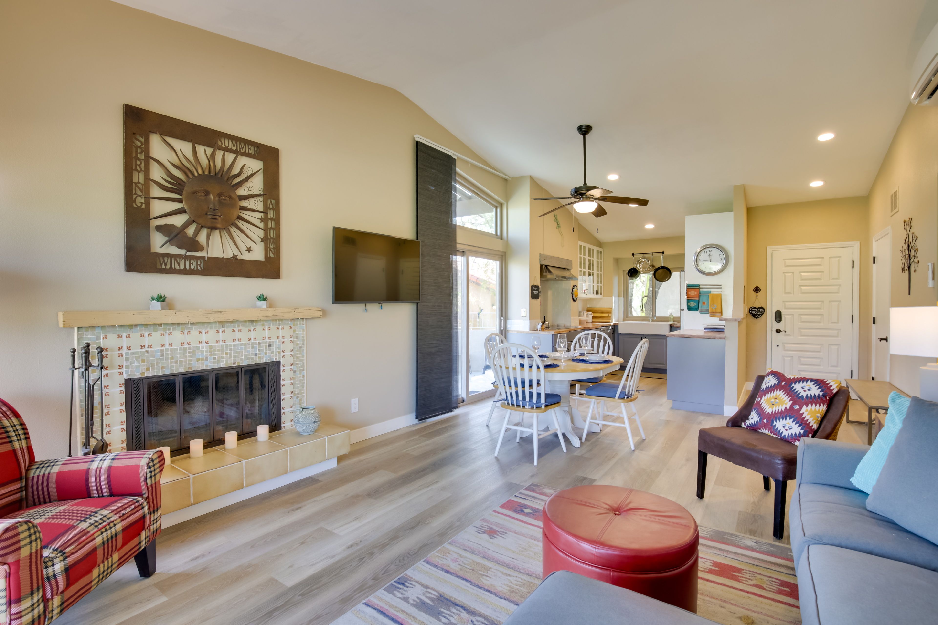 Living Room | Smart TV | Free WiFi | Central A/C & Heat