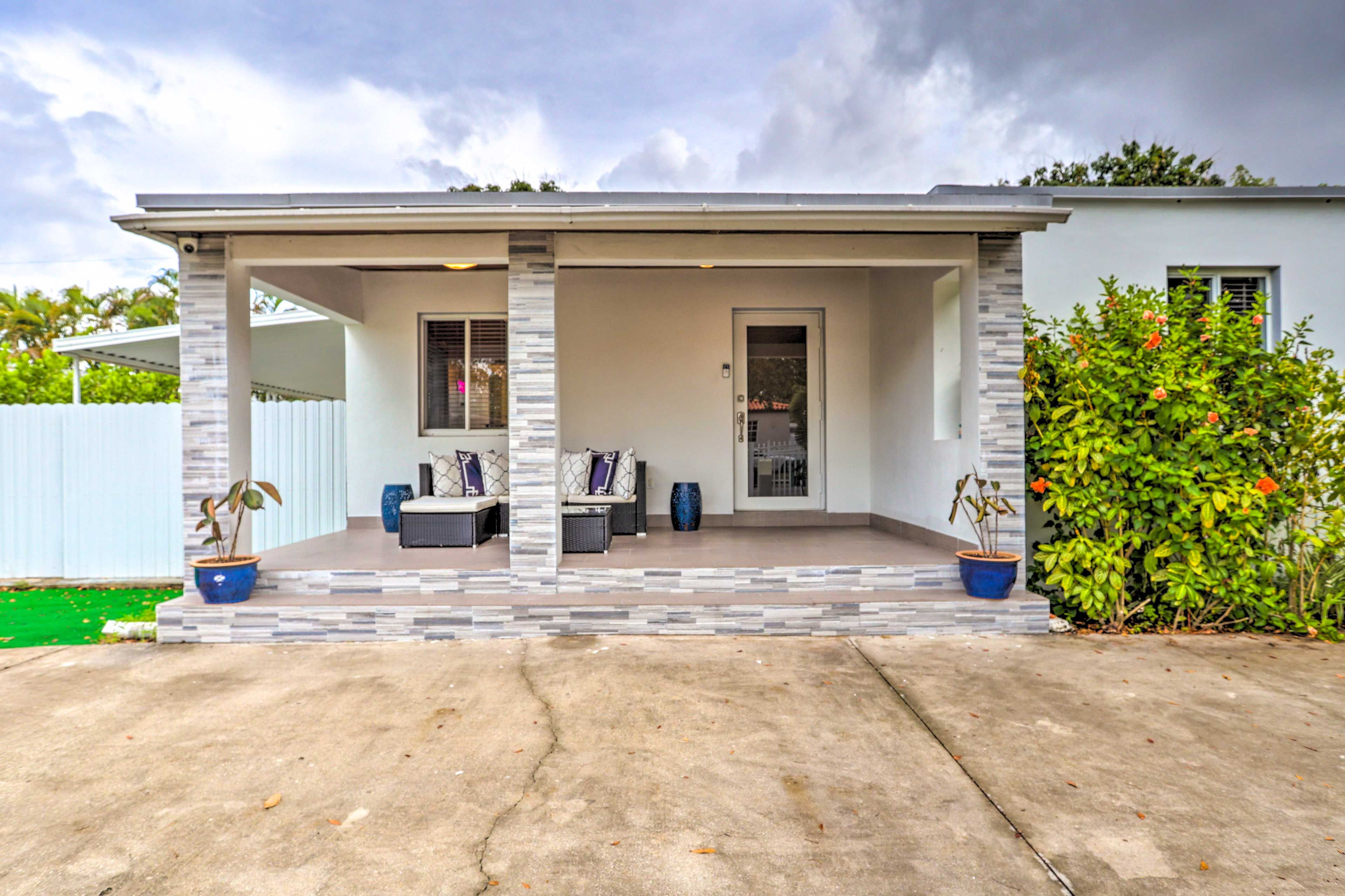 Miami Vacation Rental | 2BR | 1BA | 967 Sq Ft | Steps Required