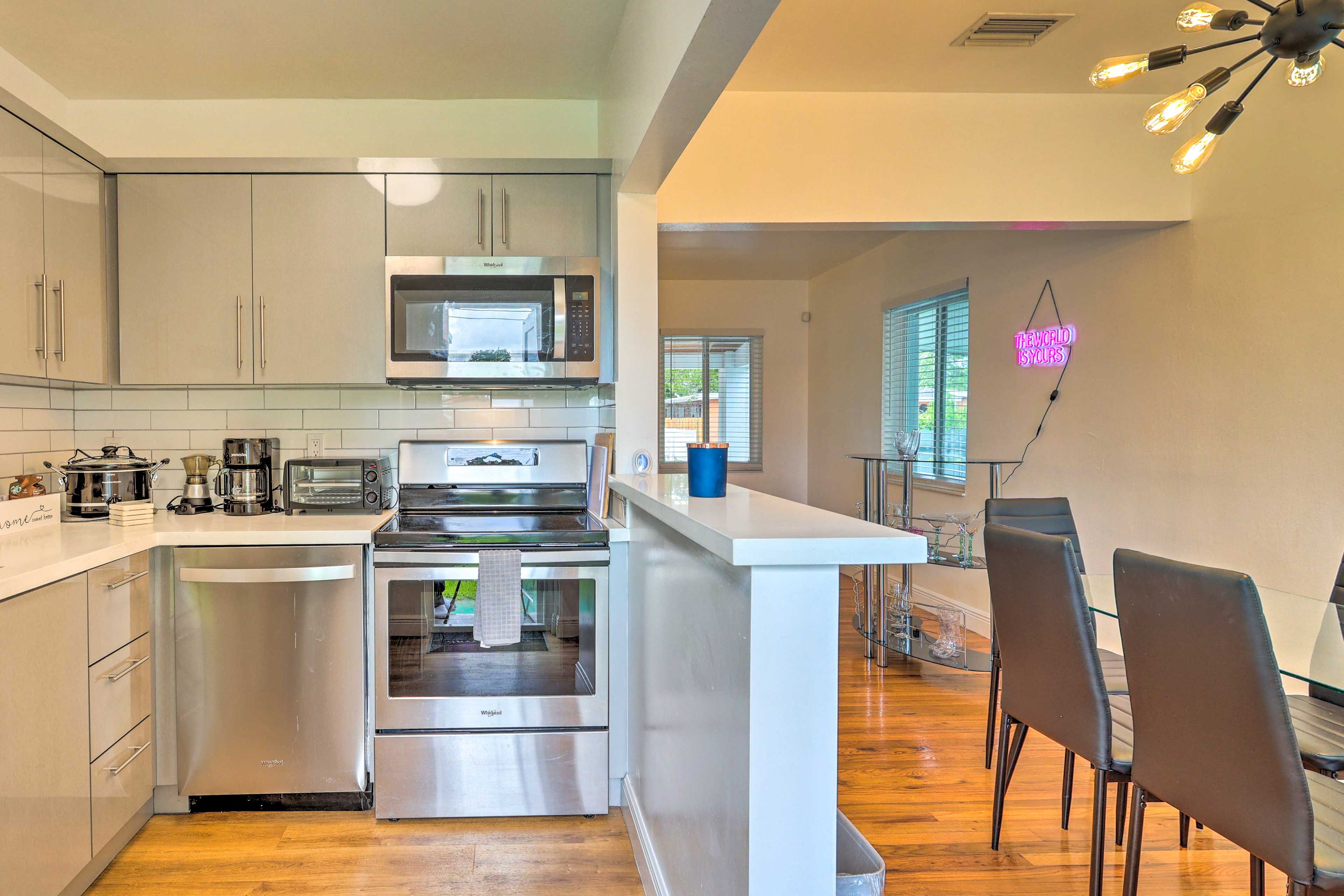 Full Kitchen | Dishwasher | Glass-Top Stove | Fridge w/ Ice Maker