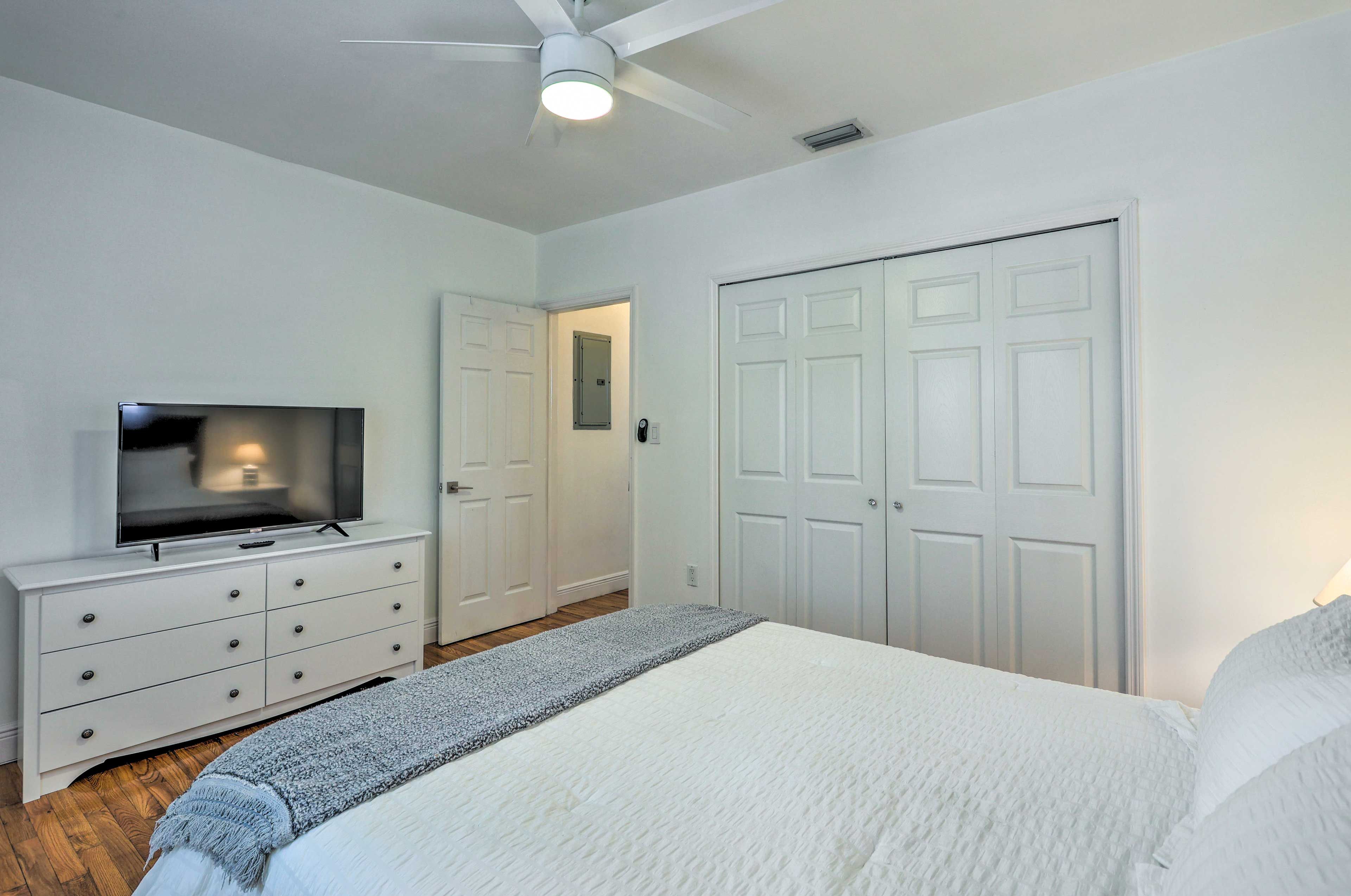 Bedroom 1 | Queen Bed