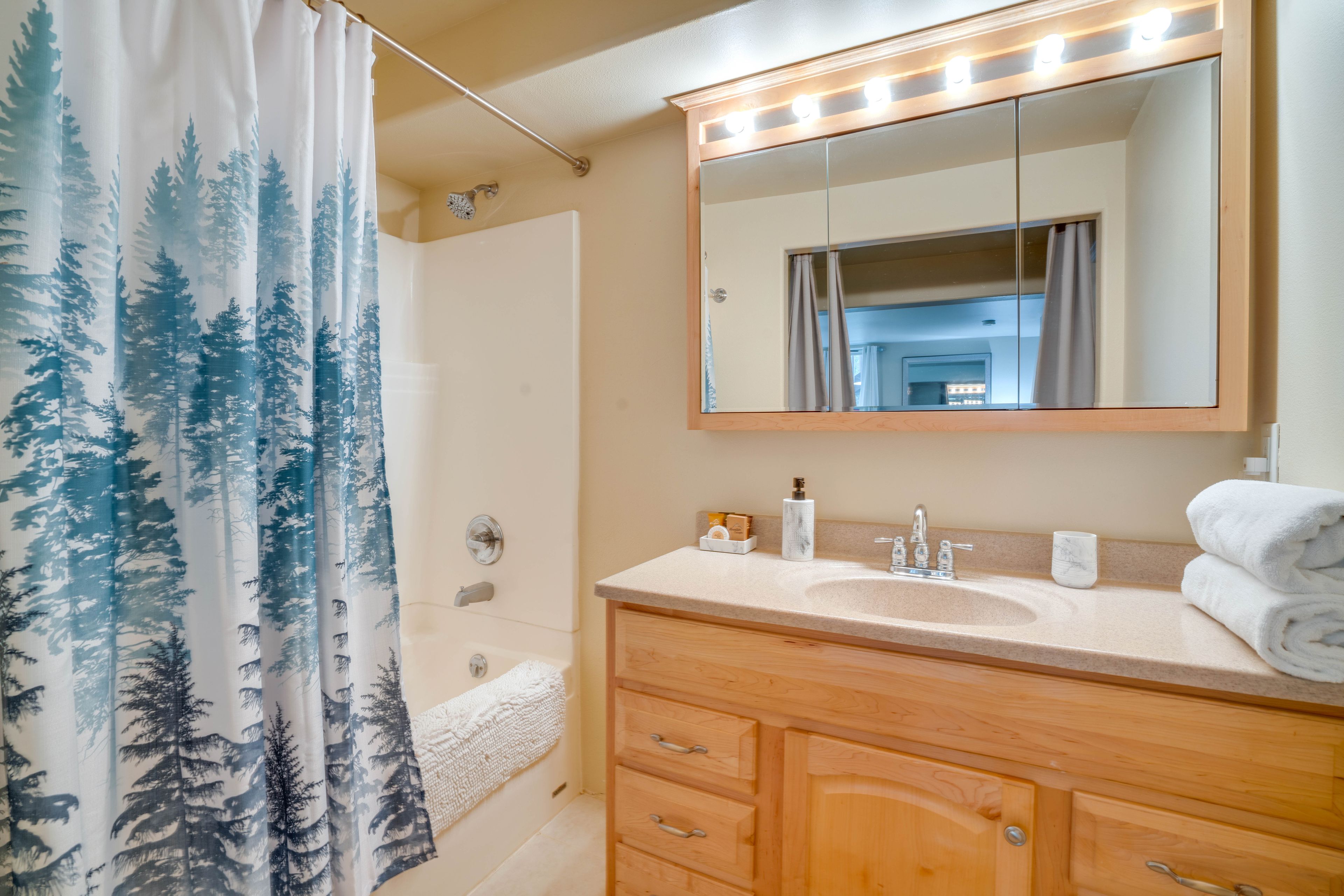 En-Suite Bathroom | Complimentary Toiletries | Hair Dryer | Towels Provided