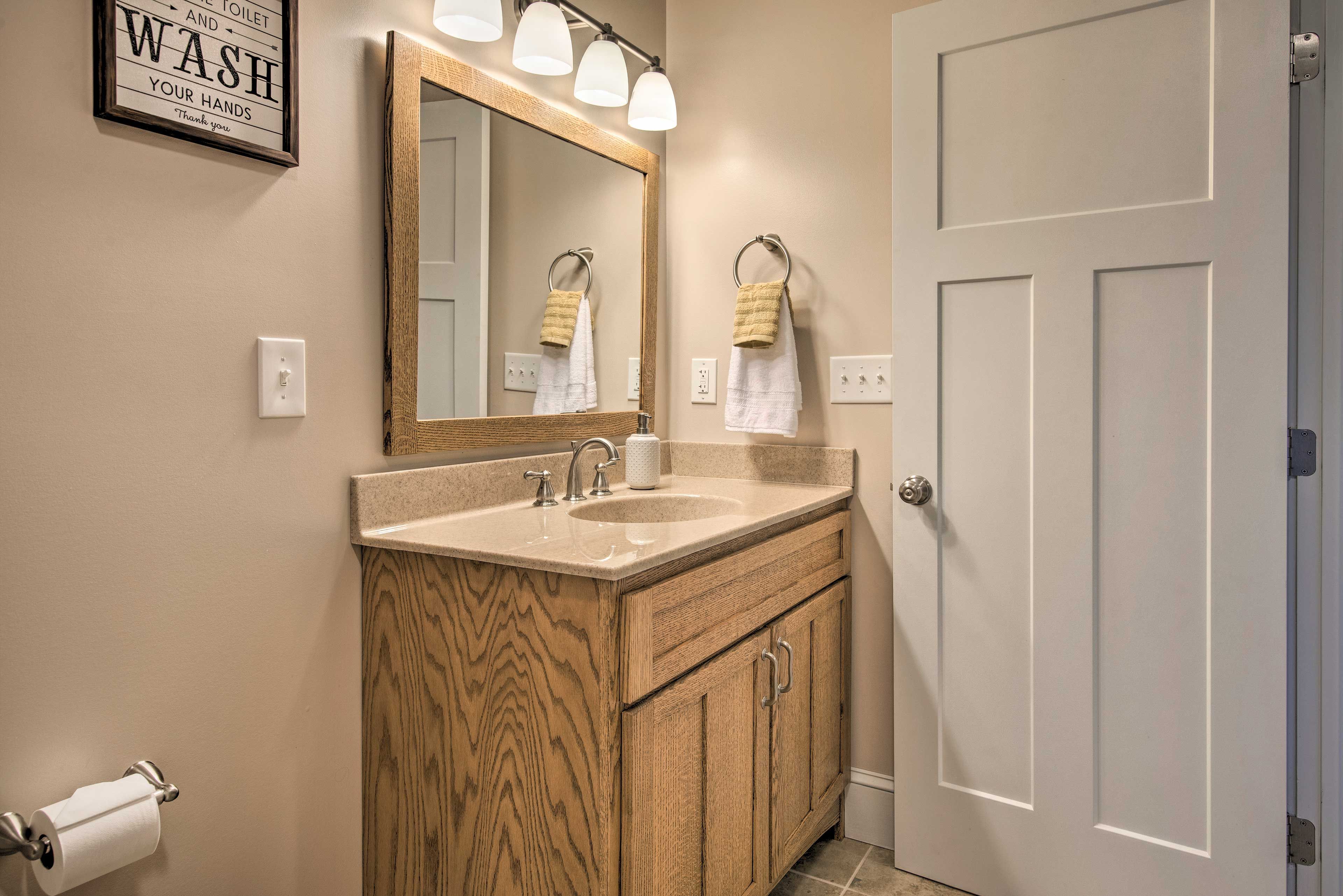 Full Bathroom | 2nd Floor | Towels Provided