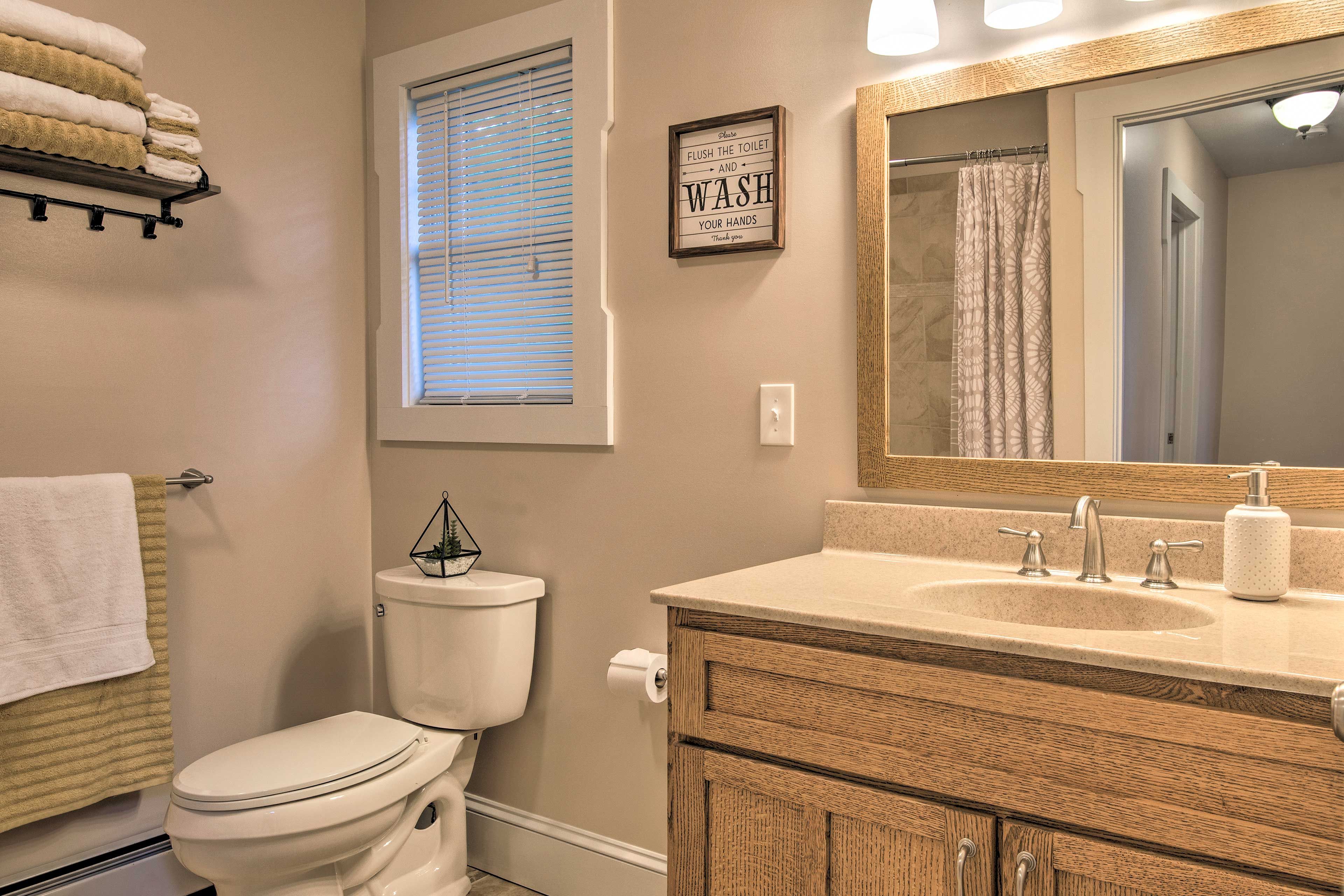 Full Bathroom | 2nd Floor | Complimentary Toiletries